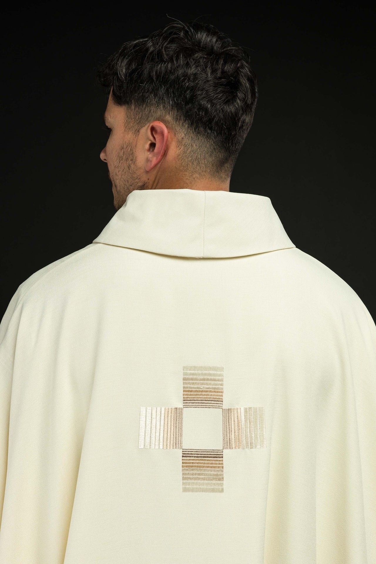 Ornat Liturgiczny Ecru z Haftowanymi Krzyżami - Komplet ze Stułą - SZATYLITURGICZNE.PL