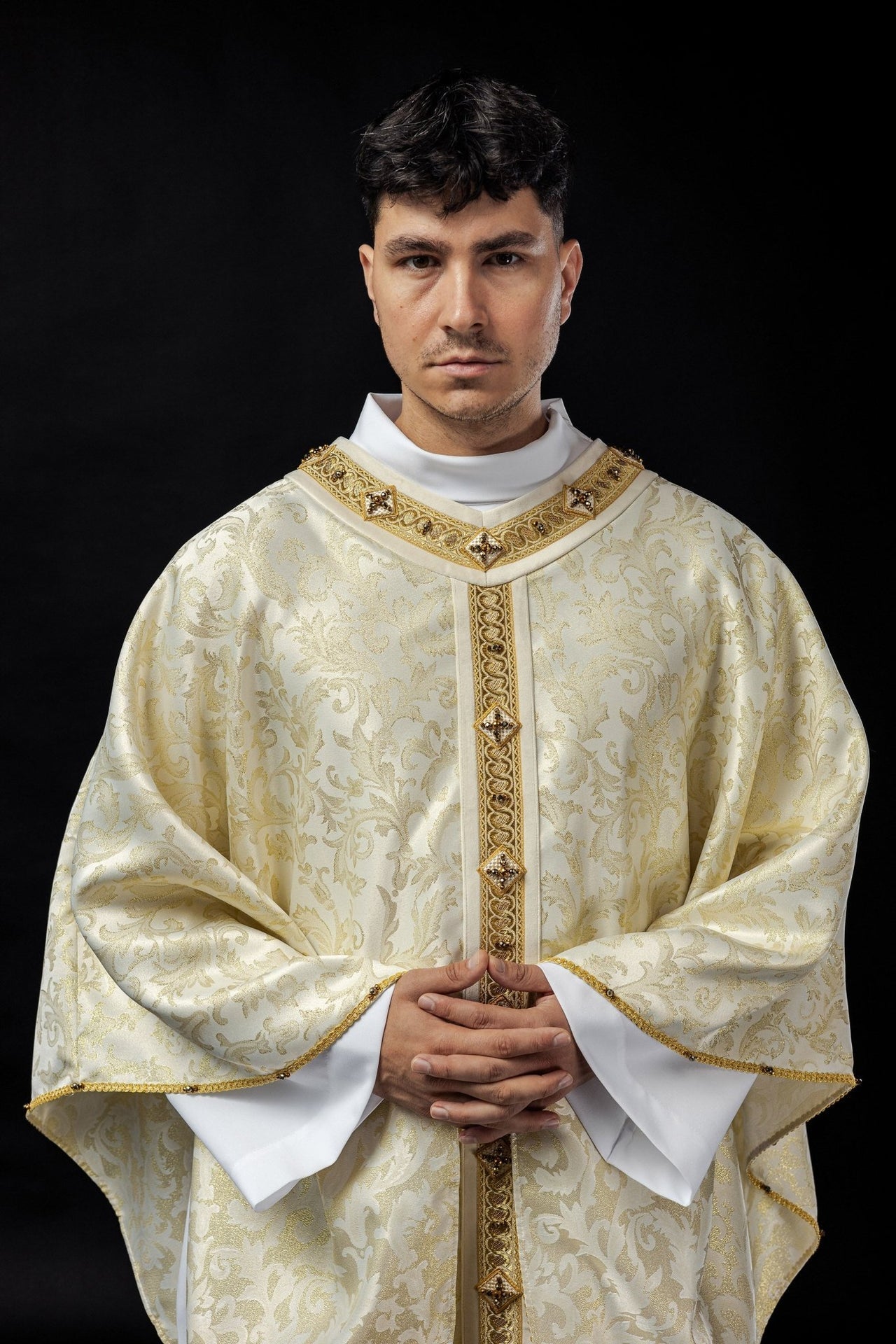 Ornat Liturgiczny Ecru z Kamieniami Naturalnymi - Rękodzieło Premium - SZATYLITURGICZNE.PL