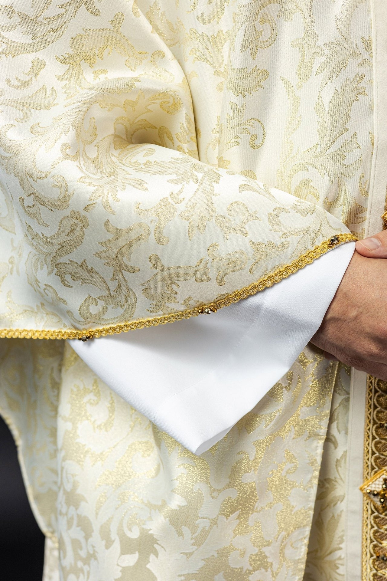 Ornat Liturgiczny Ecru z Kamieniami Naturalnymi - Rękodzieło Premium - SZATYLITURGICZNE.PL