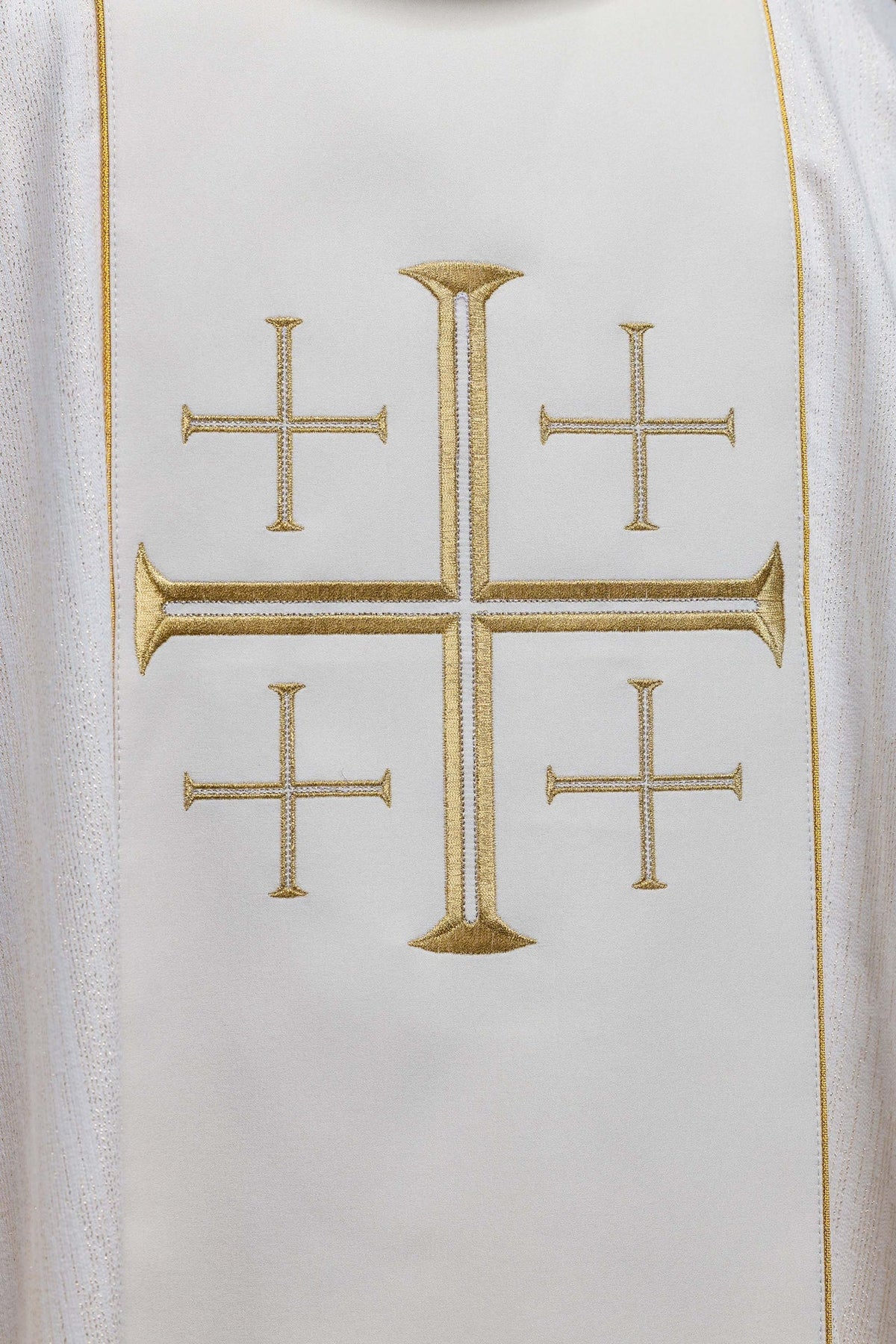 Ornat Liturgiczny Ecru z Krzyżami Jerozolimskimi i Złotą Lamówką - SZATYLITURGICZNE.PL