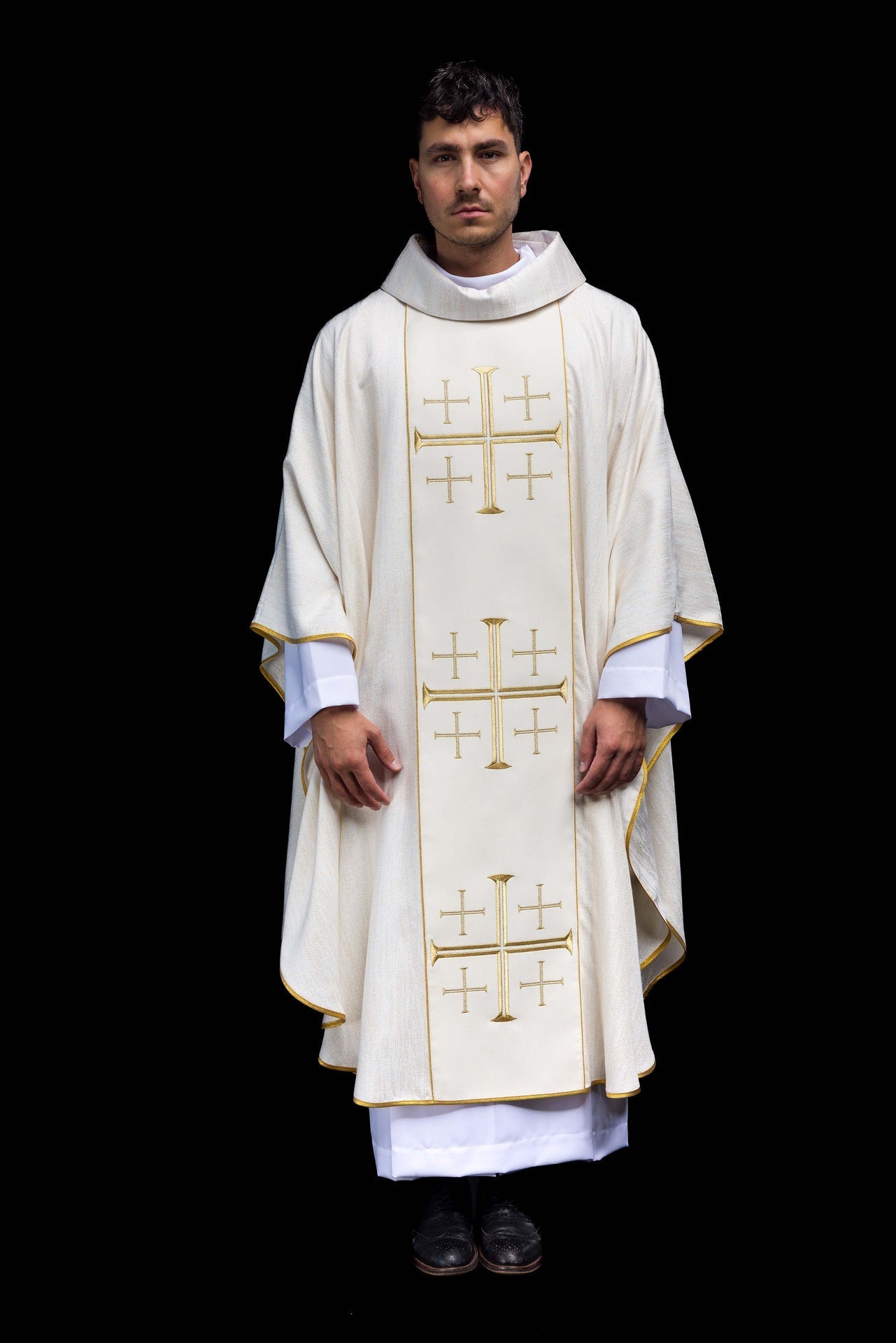 Ornat Liturgiczny Ecru z Krzyżami Jerozolimskimi i Złotą Lamówką - SZATYLITURGICZNE.PL