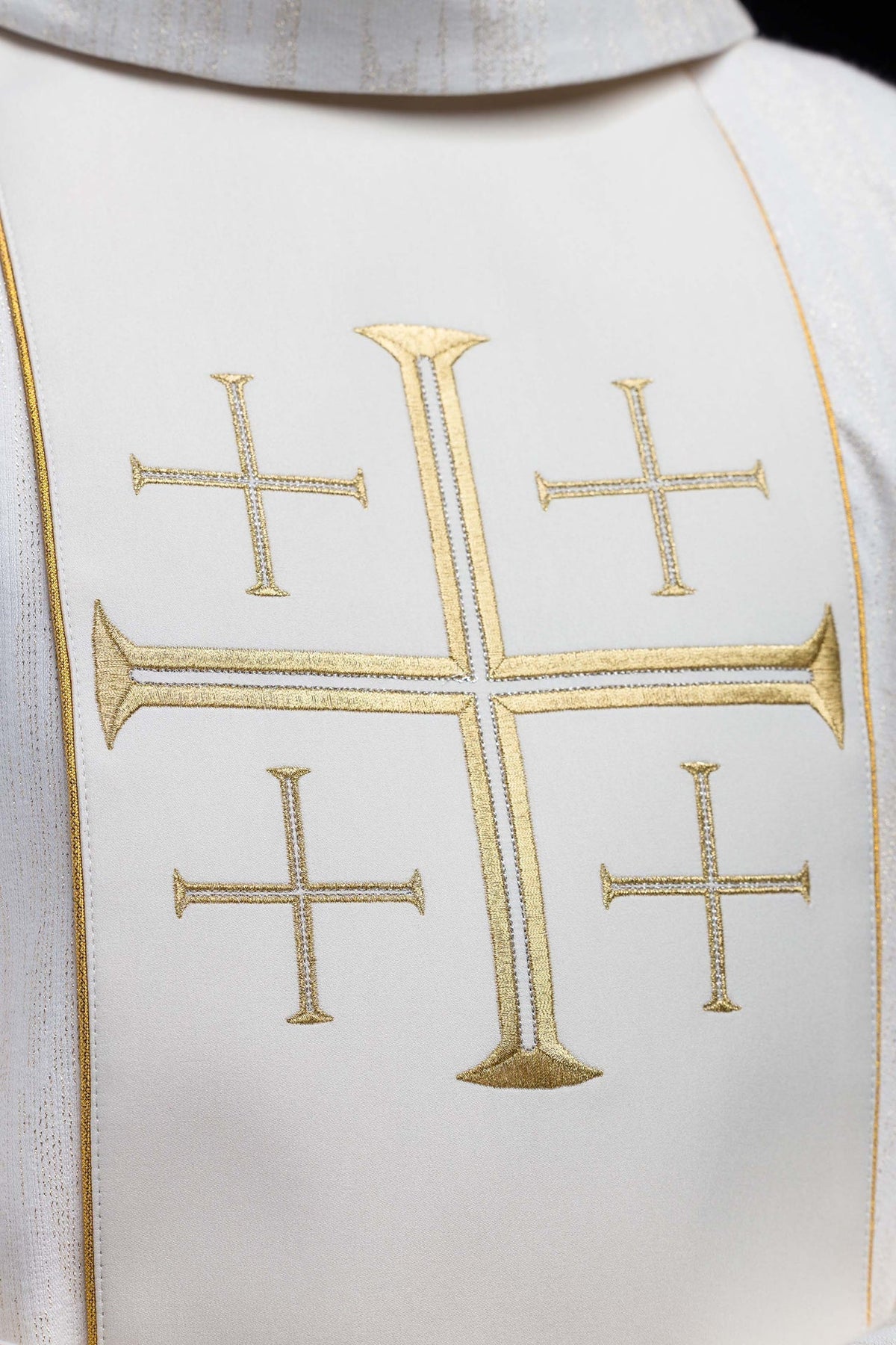 Ornat Liturgiczny Ecru z Krzyżami Jerozolimskimi i Złotą Lamówką - SZATYLITURGICZNE.PL