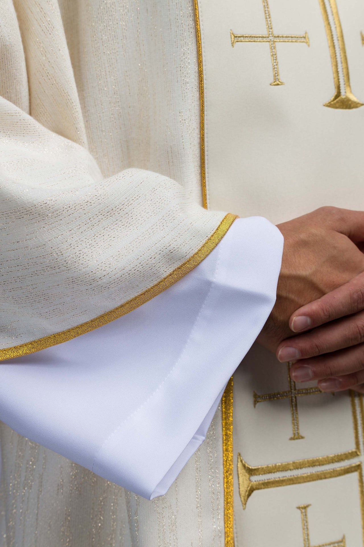 Ornat Liturgiczny Ecru z Krzyżami Jerozolimskimi i Złotą Lamówką - SZATYLITURGICZNE.PL