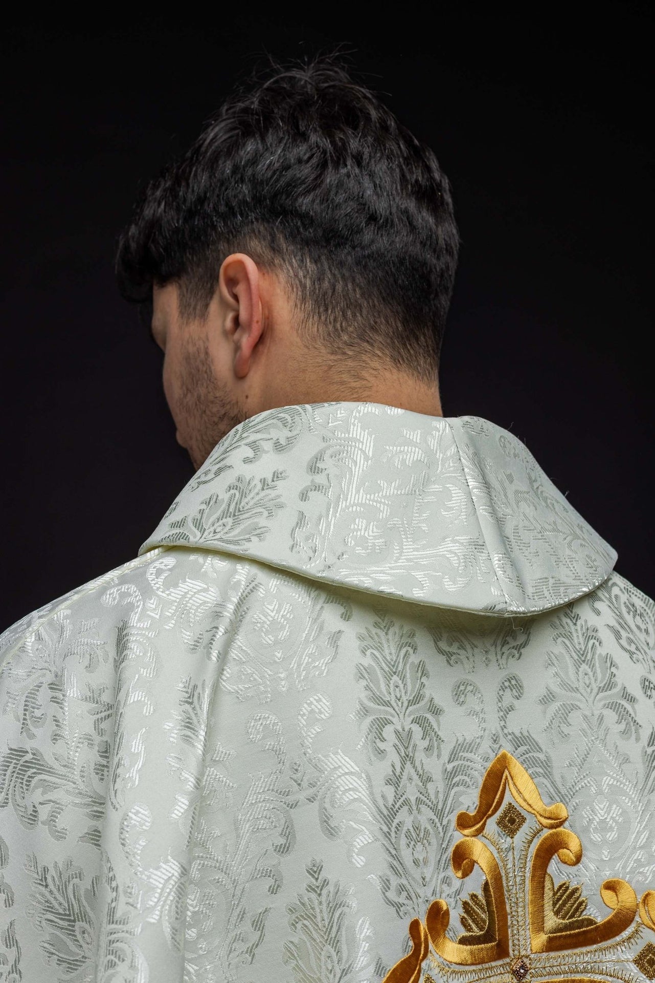 Ornat Liturgiczny Ecru z Krzyżem - Polska Produkcja, Wzorzysta Tkanina - SZATYLITURGICZNE.PL