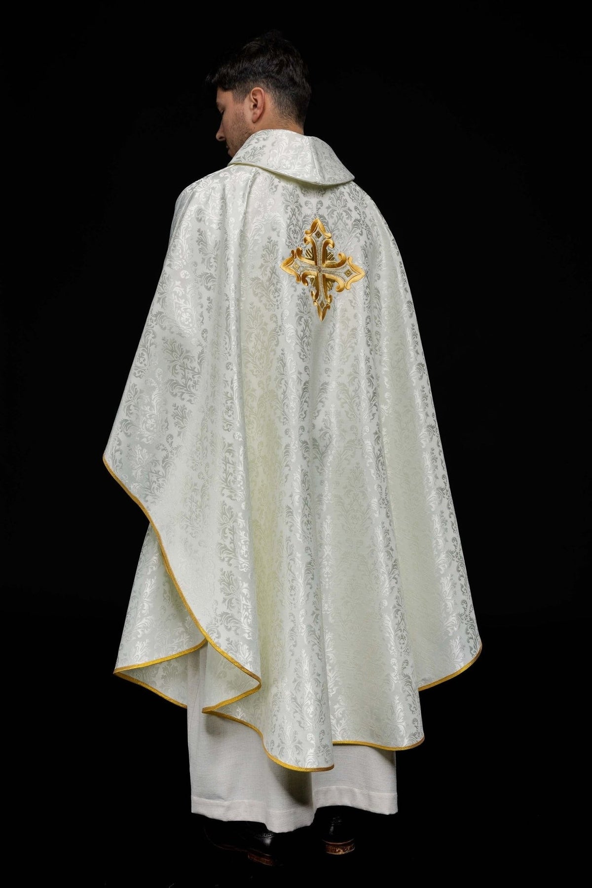 Ornat Liturgiczny Ecru z Krzyżem - Polska Produkcja, Wzorzysta Tkanina - SZATYLITURGICZNE.PL