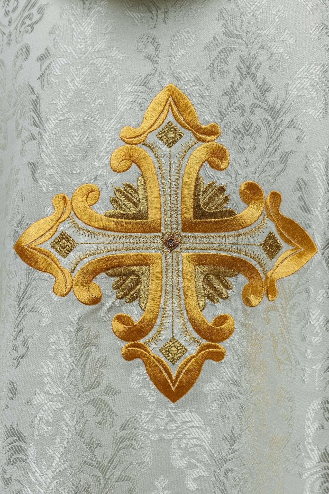 Ornat Liturgiczny Ecru z Krzyżem - Polska Produkcja, Wzorzysta Tkanina - SZATYLITURGICZNE.PL