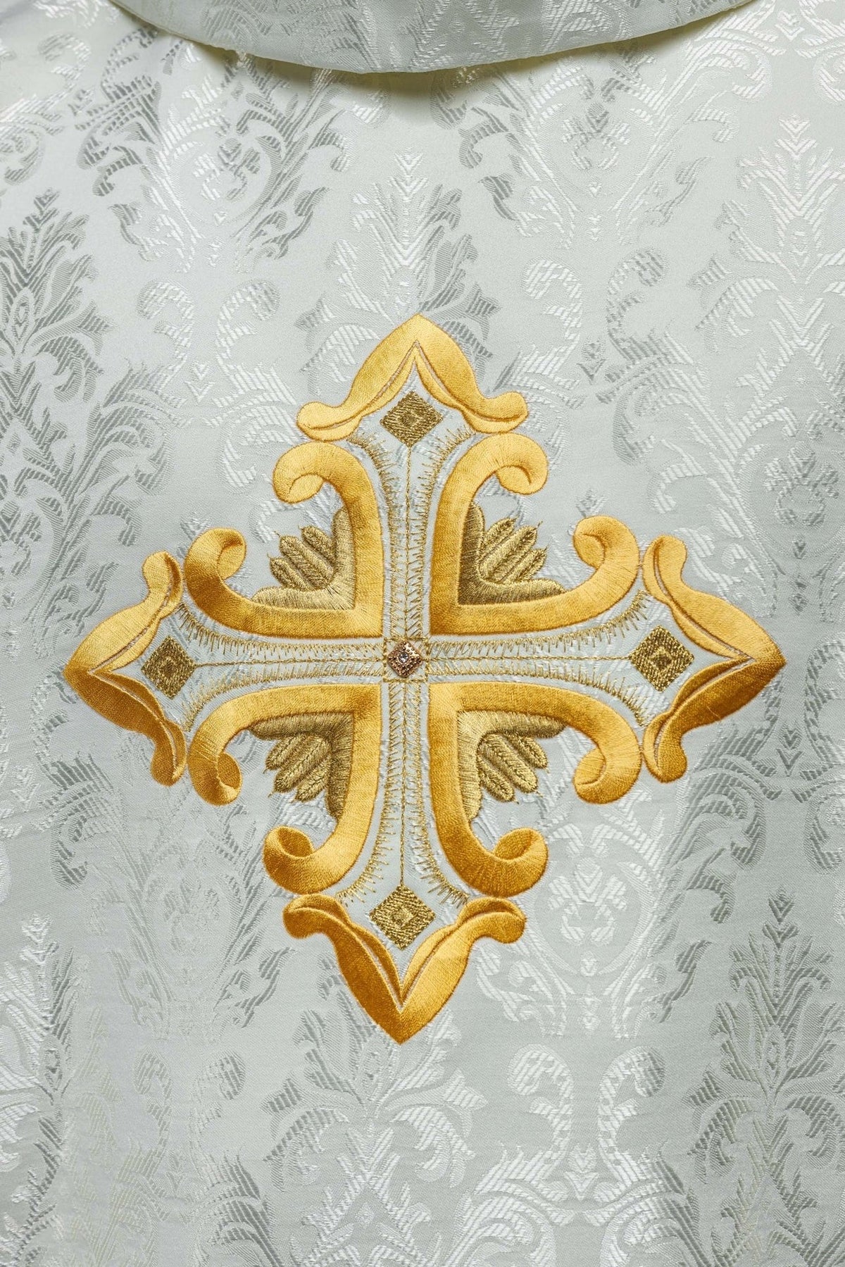 Ornat Liturgiczny Ecru z Krzyżem - Polska Produkcja, Wzorzysta Tkanina - SZATYLITURGICZNE.PL