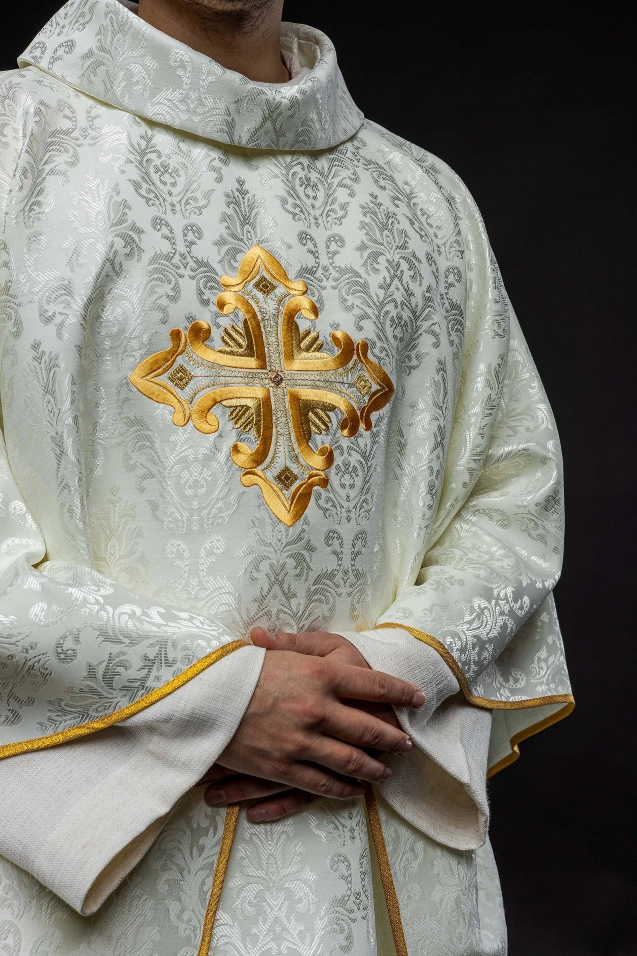 Ornat Liturgiczny Ecru z Krzyżem - Polska Produkcja, Wzorzysta Tkanina - SZATYLITURGICZNE.PL