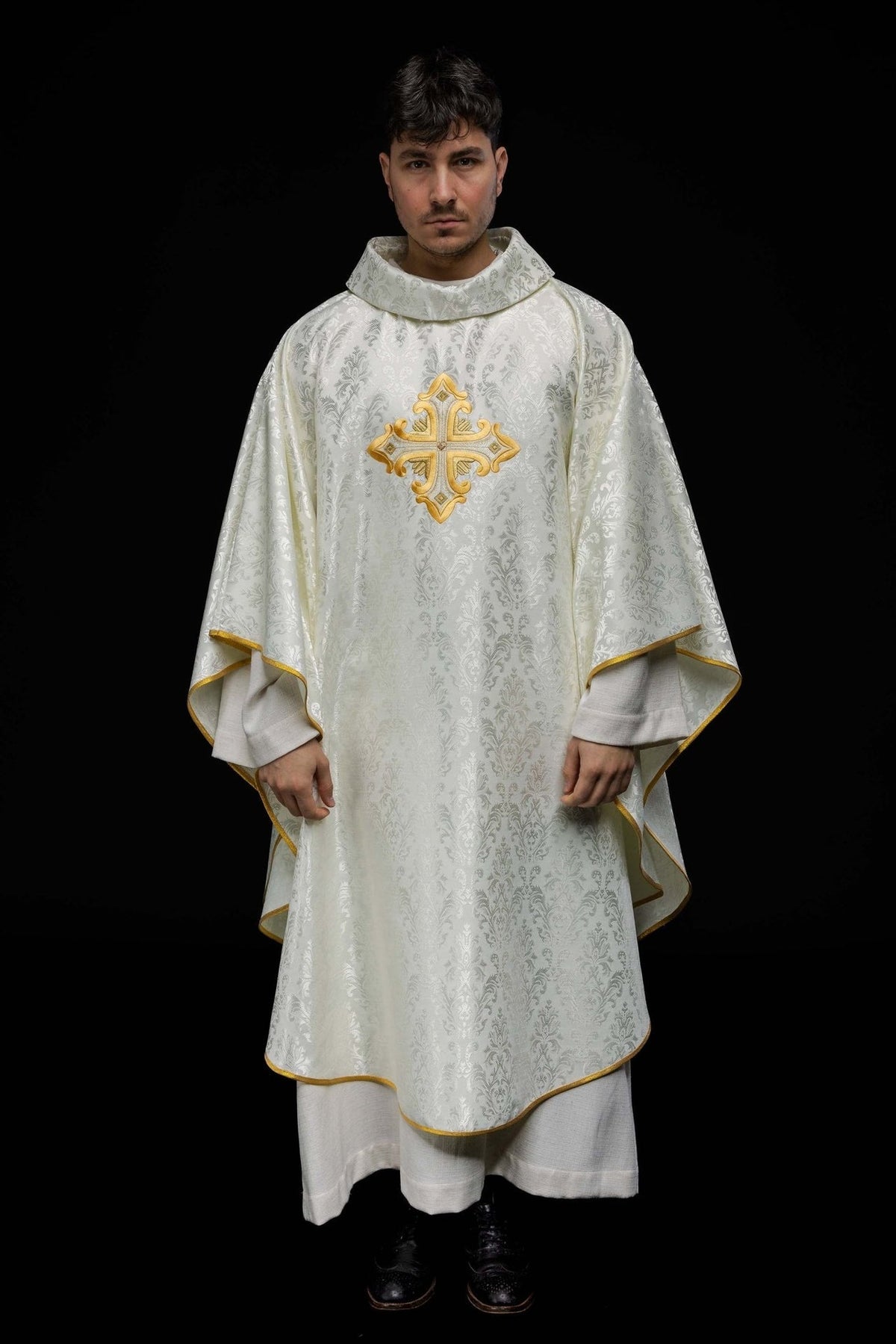 Ornat Liturgiczny Ecru z Krzyżem - Polska Produkcja, Wzorzysta Tkanina - SZATYLITURGICZNE.PL