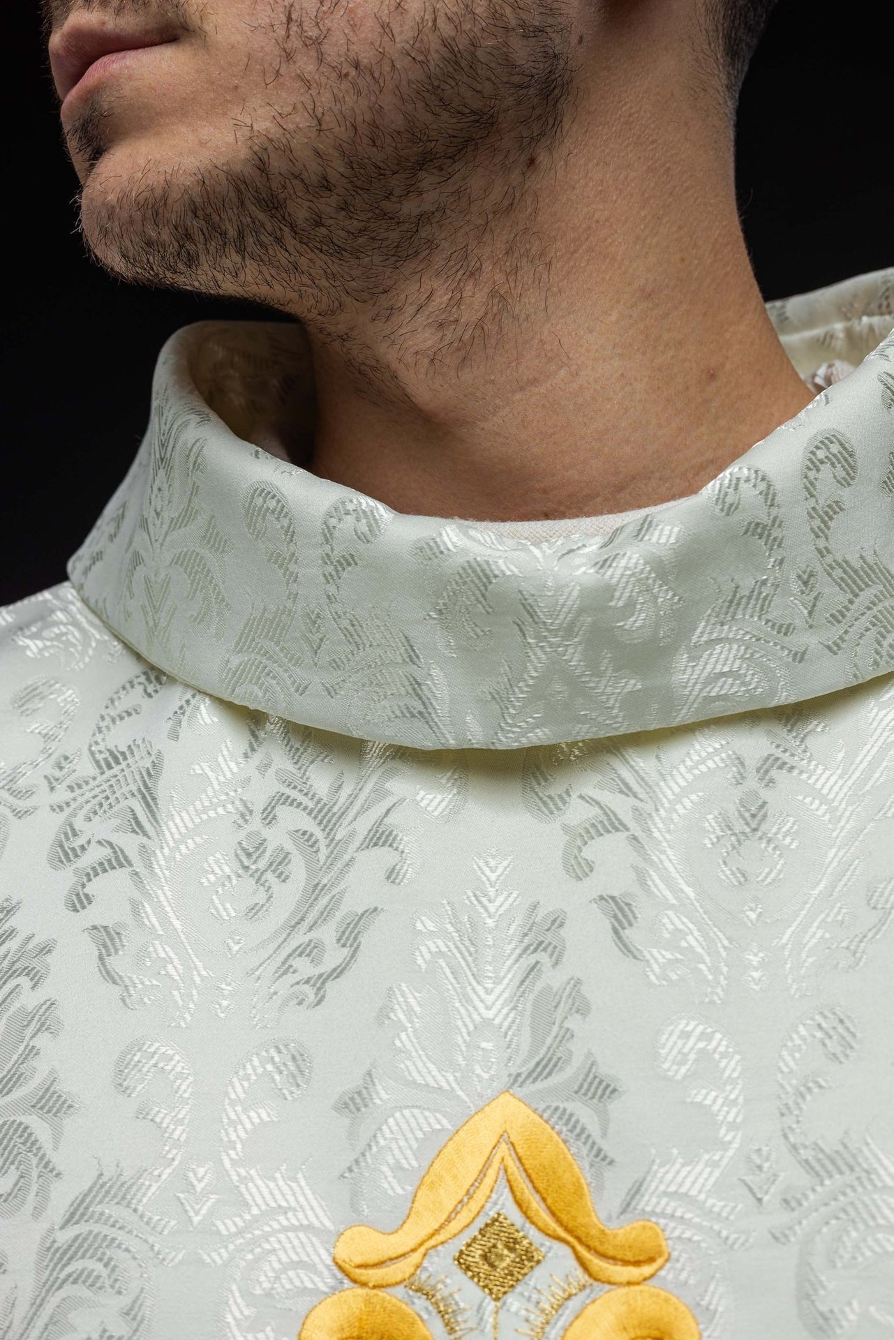 Ornat Liturgiczny Ecru z Krzyżem - Polska Produkcja, Wzorzysta Tkanina - SZATYLITURGICZNE.PL