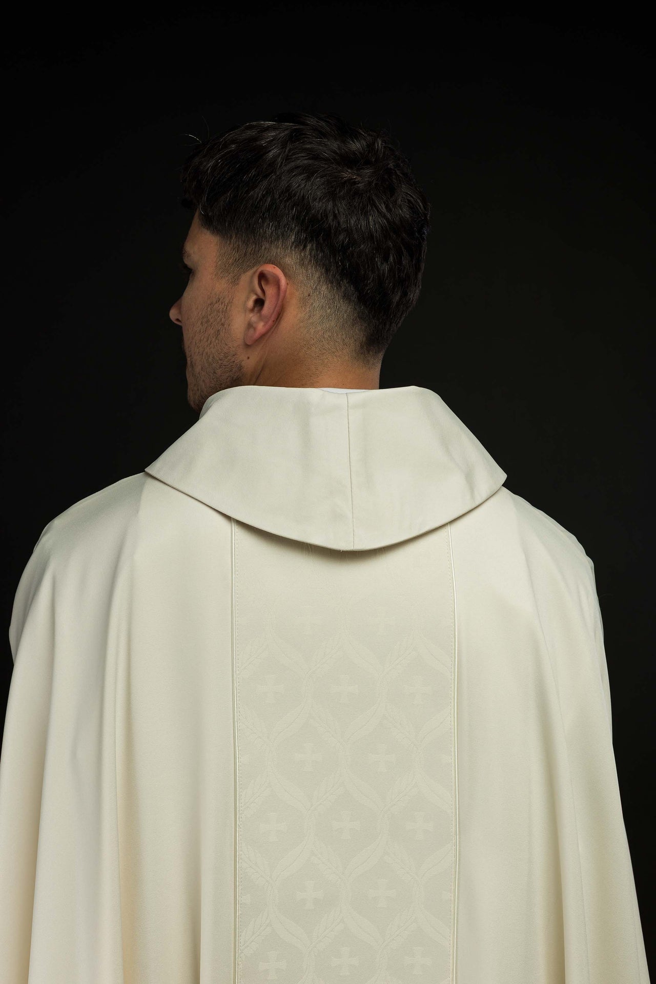 Ornat Liturgiczny Ecru z Żakardowym Pasem Krzyże - Polski Produkt - SZATYLITURGICZNE.PL