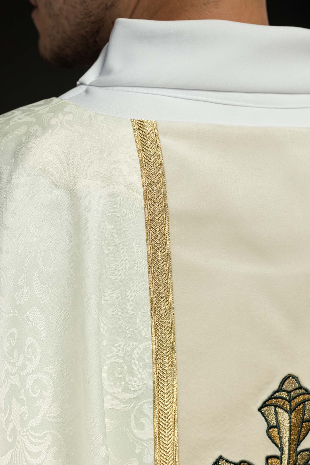 Ornat Liturgiczny Ecru Żakardowy z Haftem Krzyża Eucharystycznego - SZATYLITURGICZNE.PL