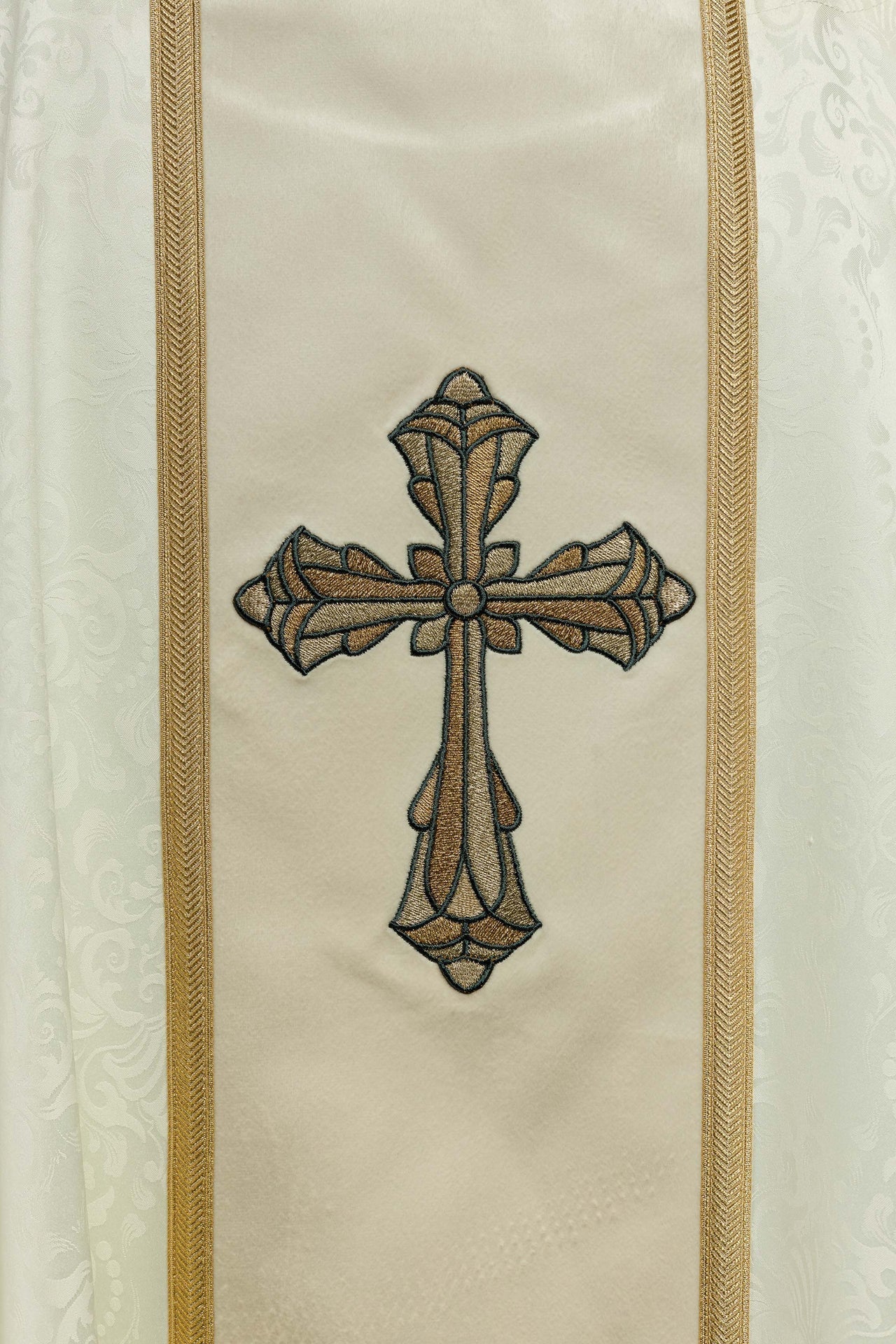 Ornat Liturgiczny Ecru Żakardowy z Haftem Krzyża Eucharystycznego - SZATYLITURGICZNE.PL