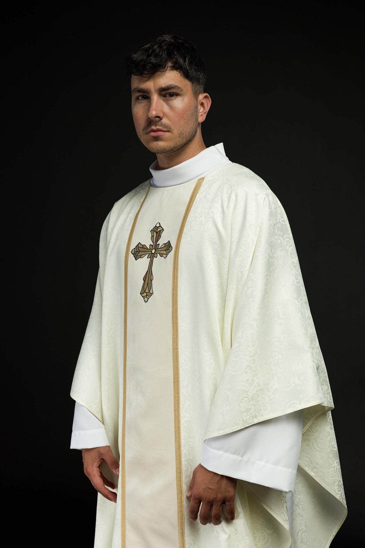 Ornat Liturgiczny Ecru Żakardowy z Haftem Krzyża Eucharystycznego - SZATYLITURGICZNE.PL