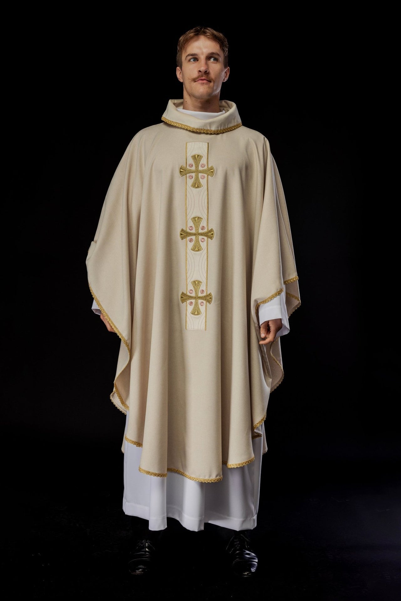 Ornat Liturgiczny Ecru Złote Krzyże i Lamówka - Polska Produkcja - SZATYLITURGICZNE.PL