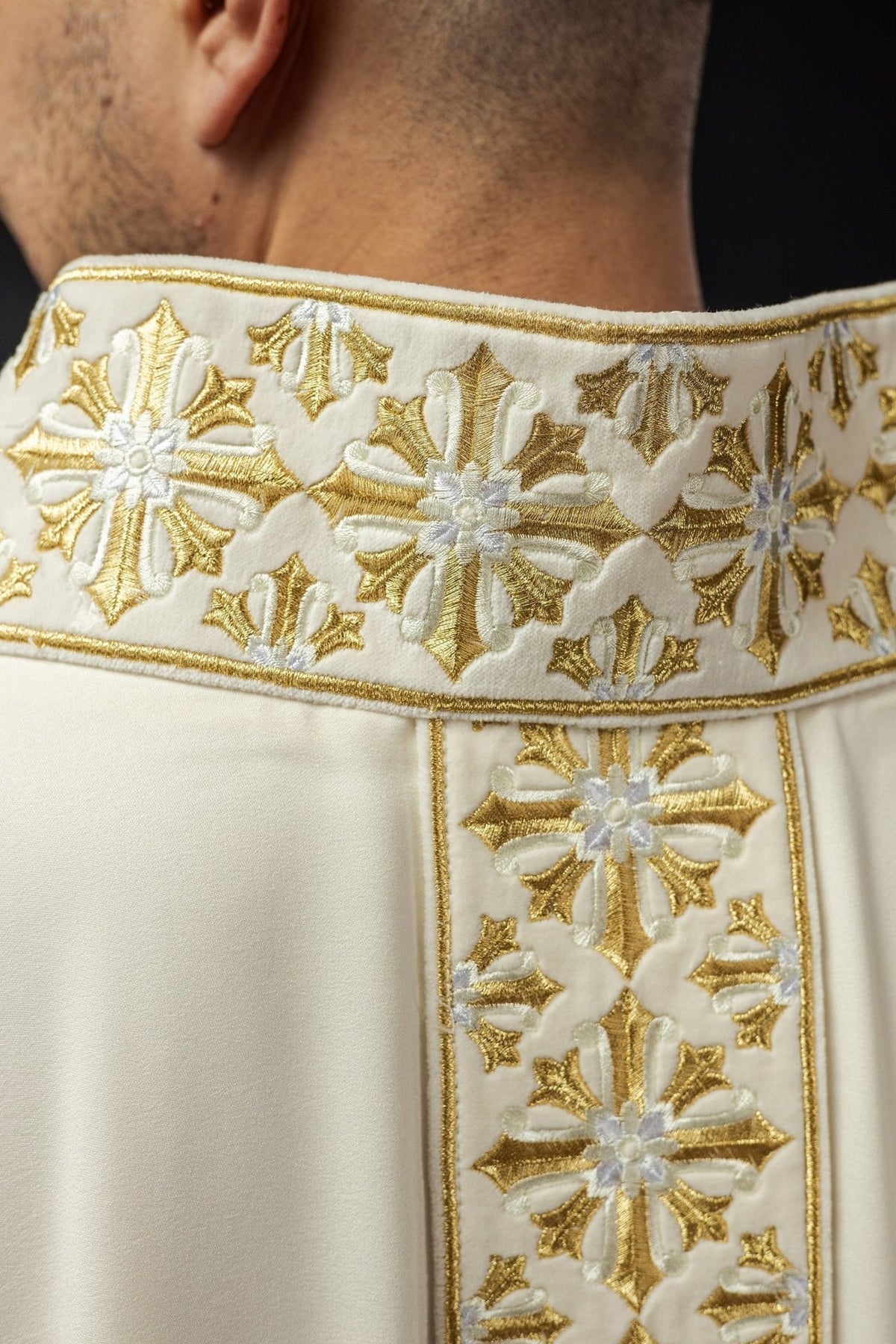 Ornat Liturgiczny Ecru Złoty Haft Krzyże - Polski Producent - SZATYLITURGICZNE.PL
