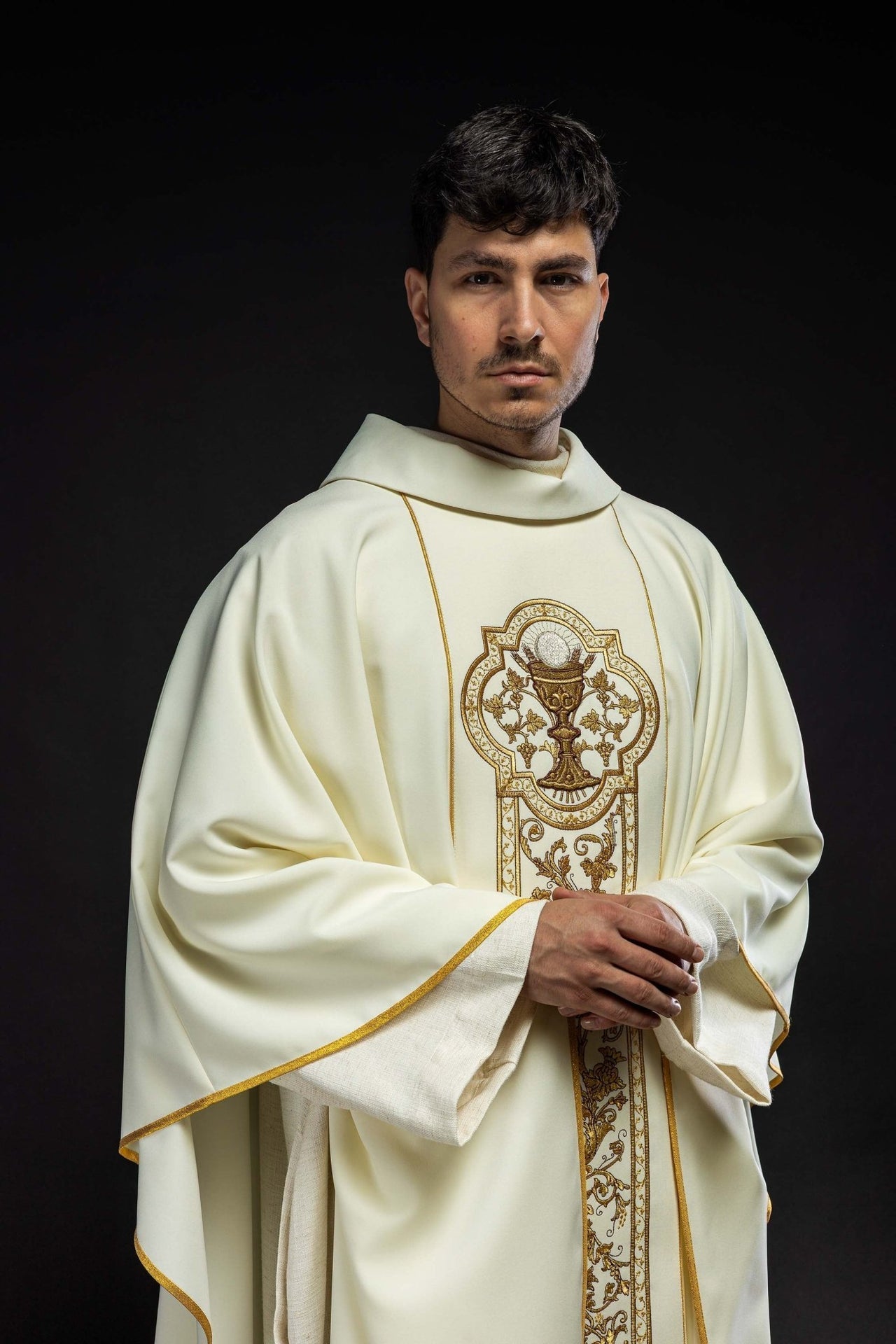 Ornat Liturgiczny Ecru Złoty Kielich IHS Haft - Polski Producent - SZATYLITURGICZNE.PL