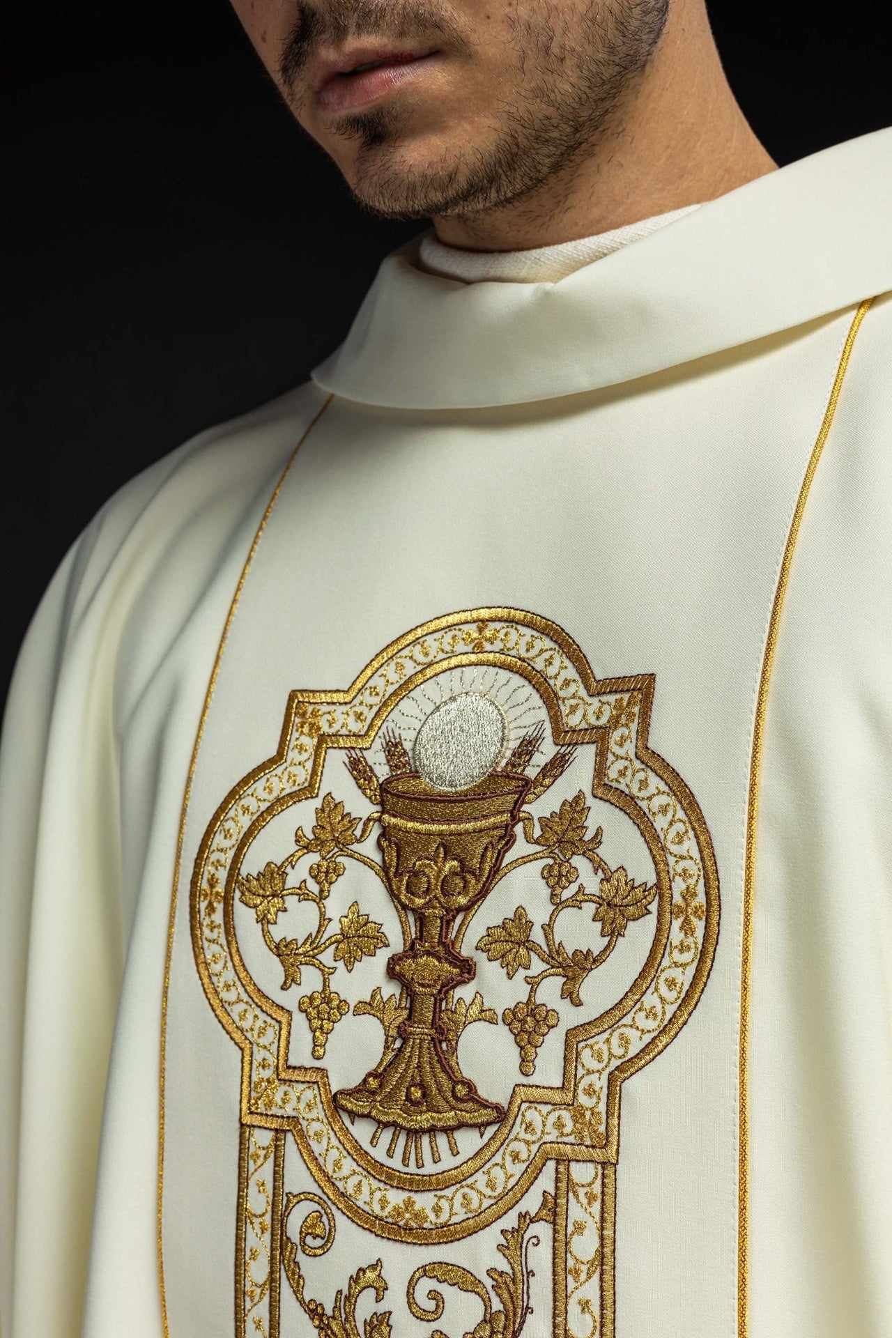 Ornat Liturgiczny Ecru Złoty Kielich IHS Haft - Polski Producent - SZATYLITURGICZNE.PL