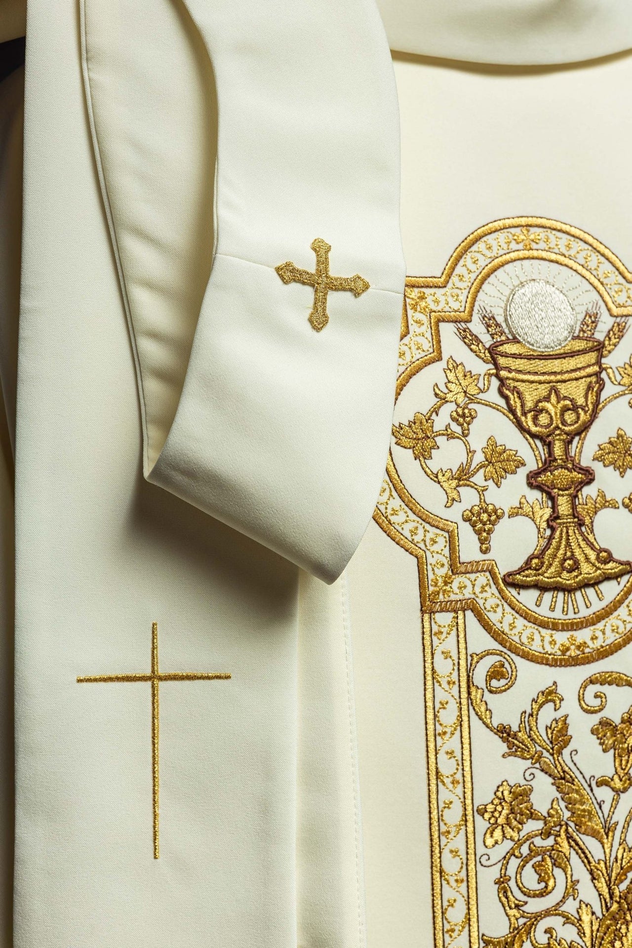 Ornat Liturgiczny Ecru Złoty Kielich IHS Haft - Polski Producent - SZATYLITURGICZNE.PL