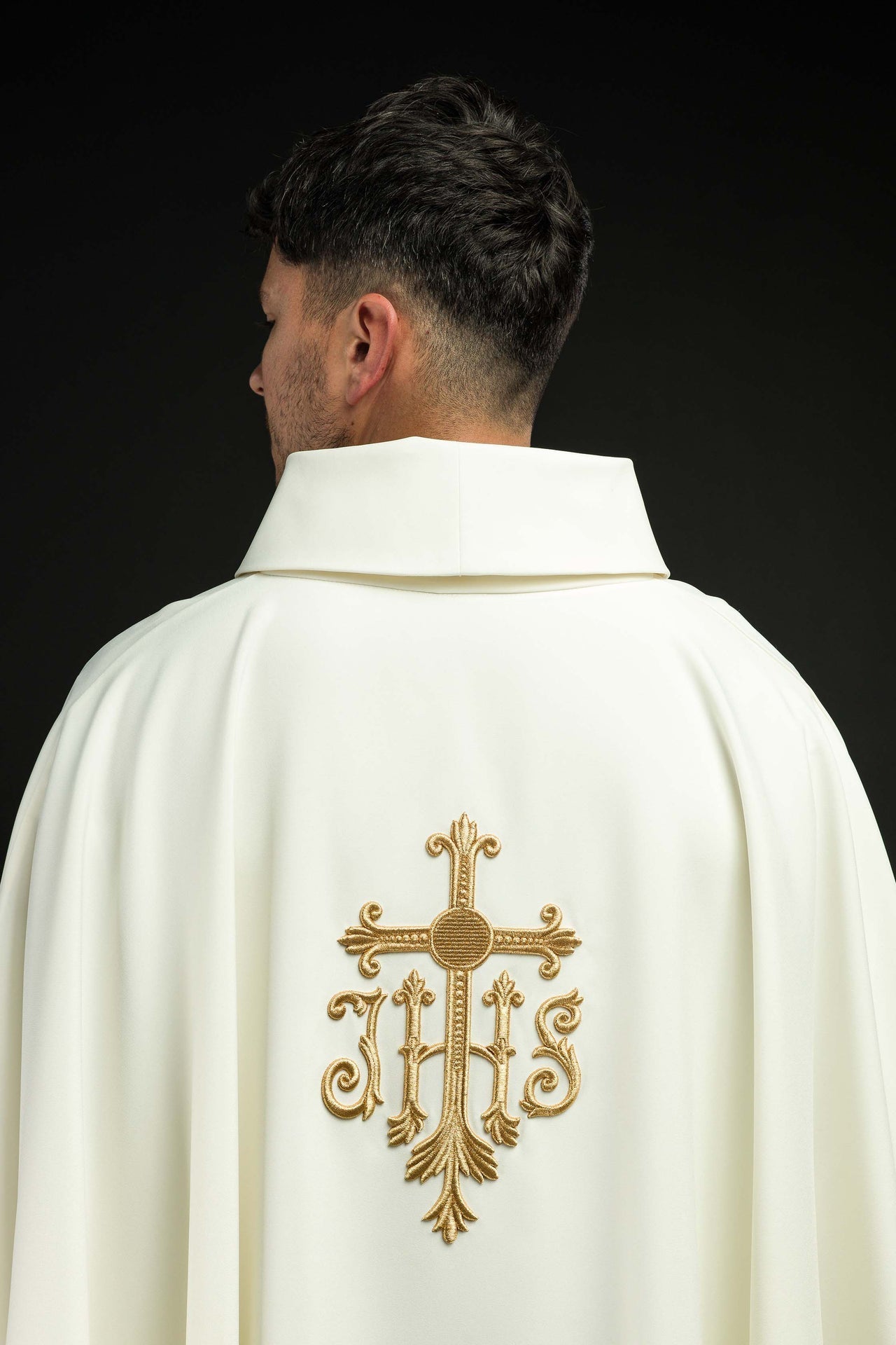Ornat Liturgiczny Ecru Złoty Krzyż IHS - Elegancki Haft - SZATYLITURGICZNE.PL