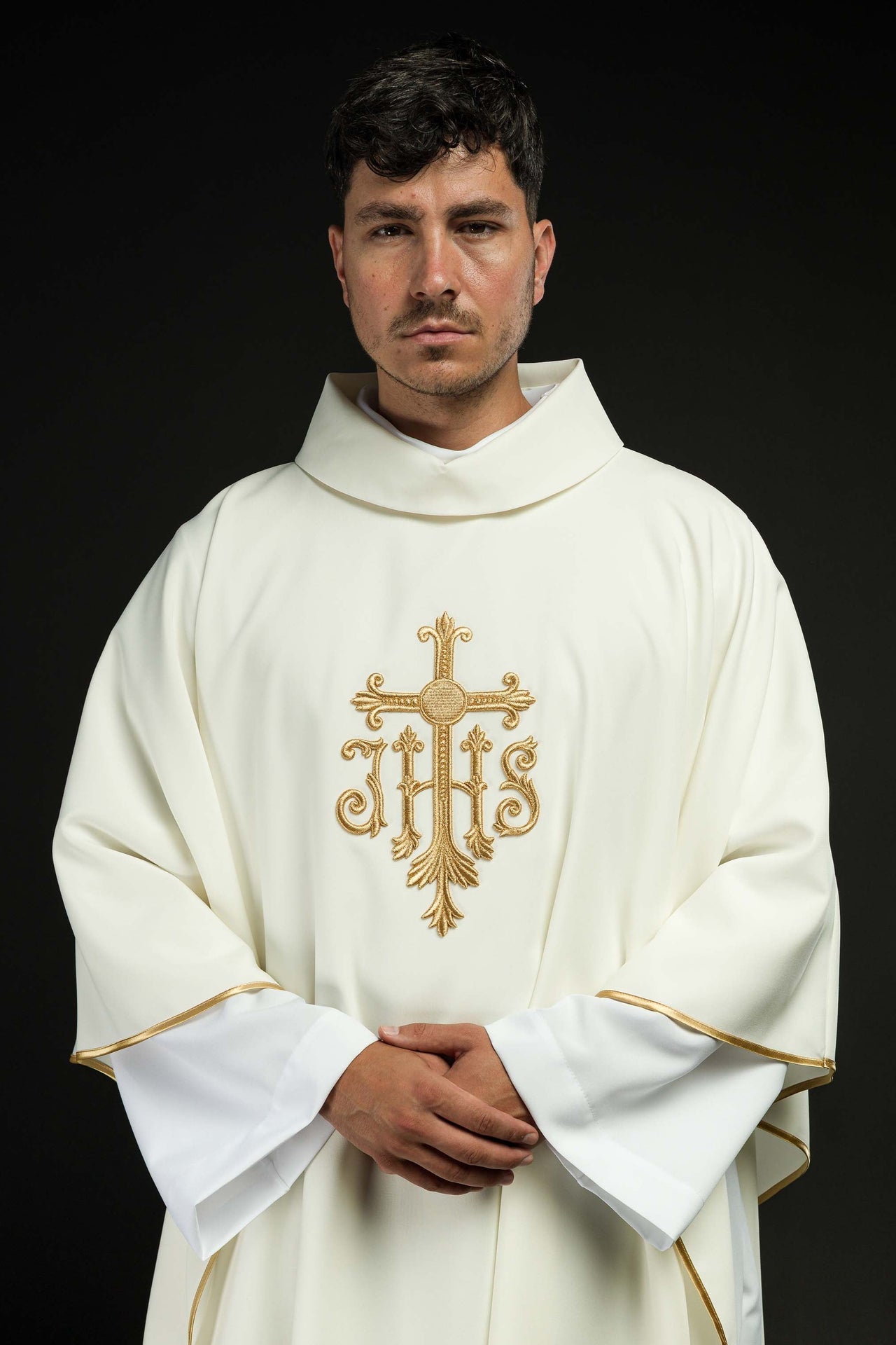 Ornat Liturgiczny Ecru Złoty Krzyż IHS - Elegancki Haft - SZATYLITURGICZNE.PL