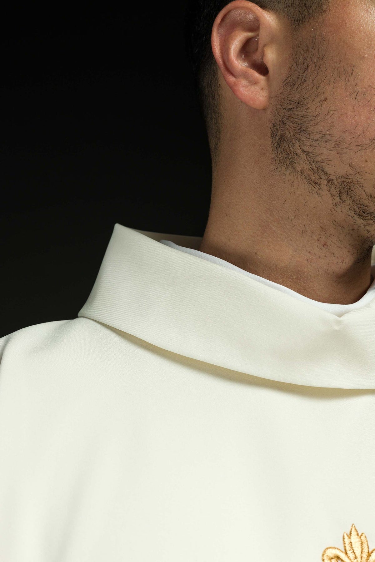 Ornat Liturgiczny Ecru Złoty Krzyż IHS - Elegancki Haft - SZATYLITURGICZNE.PL