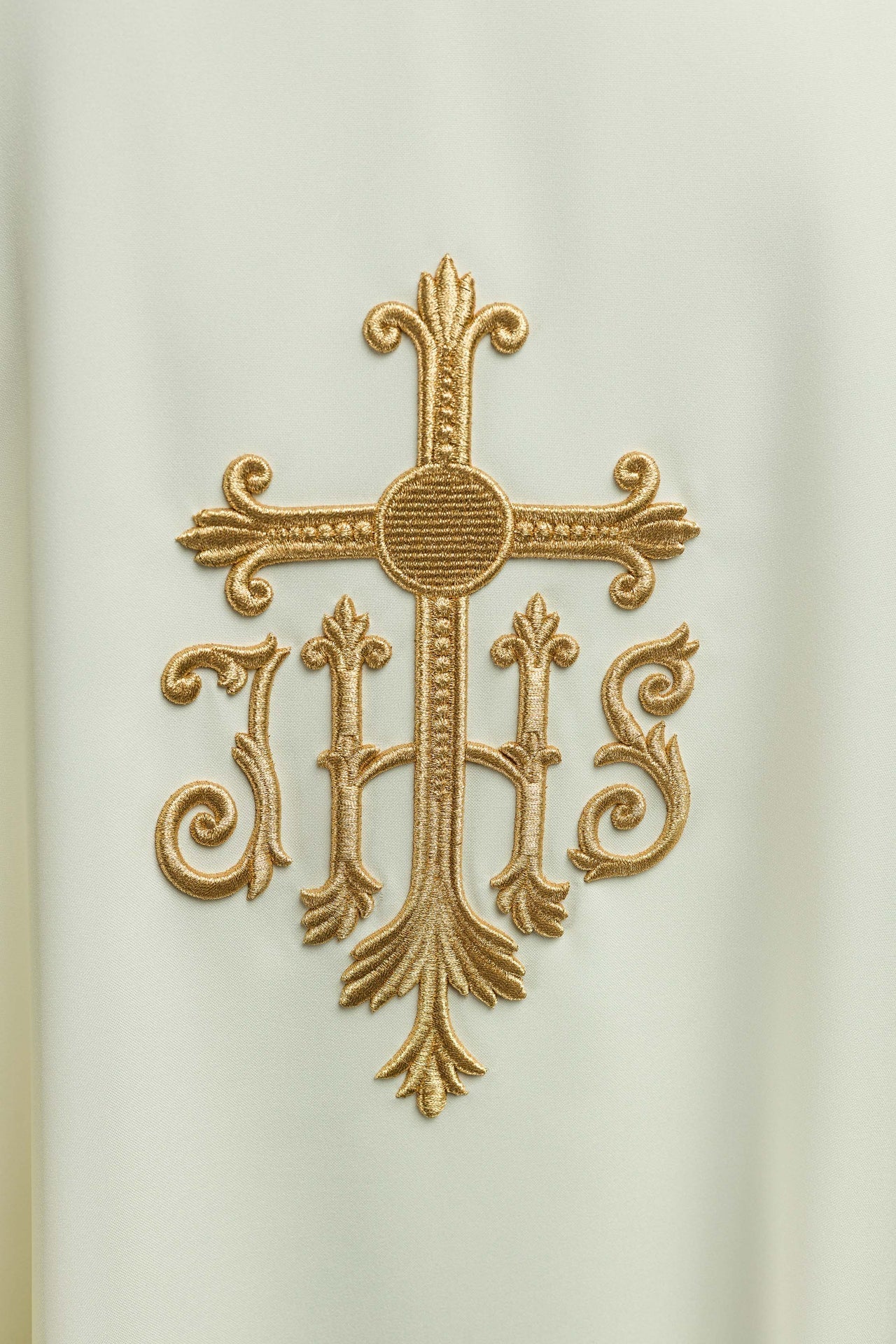 Ornat Liturgiczny Ecru Złoty Krzyż IHS - Elegancki Haft - SZATYLITURGICZNE.PL