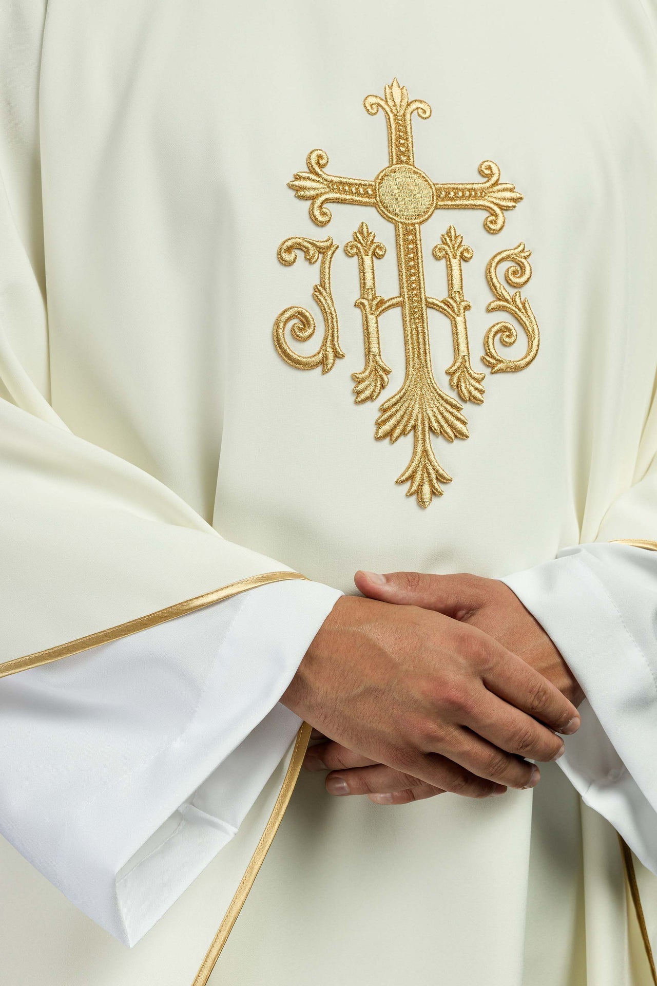 Ornat Liturgiczny Ecru Złoty Krzyż IHS - Elegancki Haft - SZATYLITURGICZNE.PL