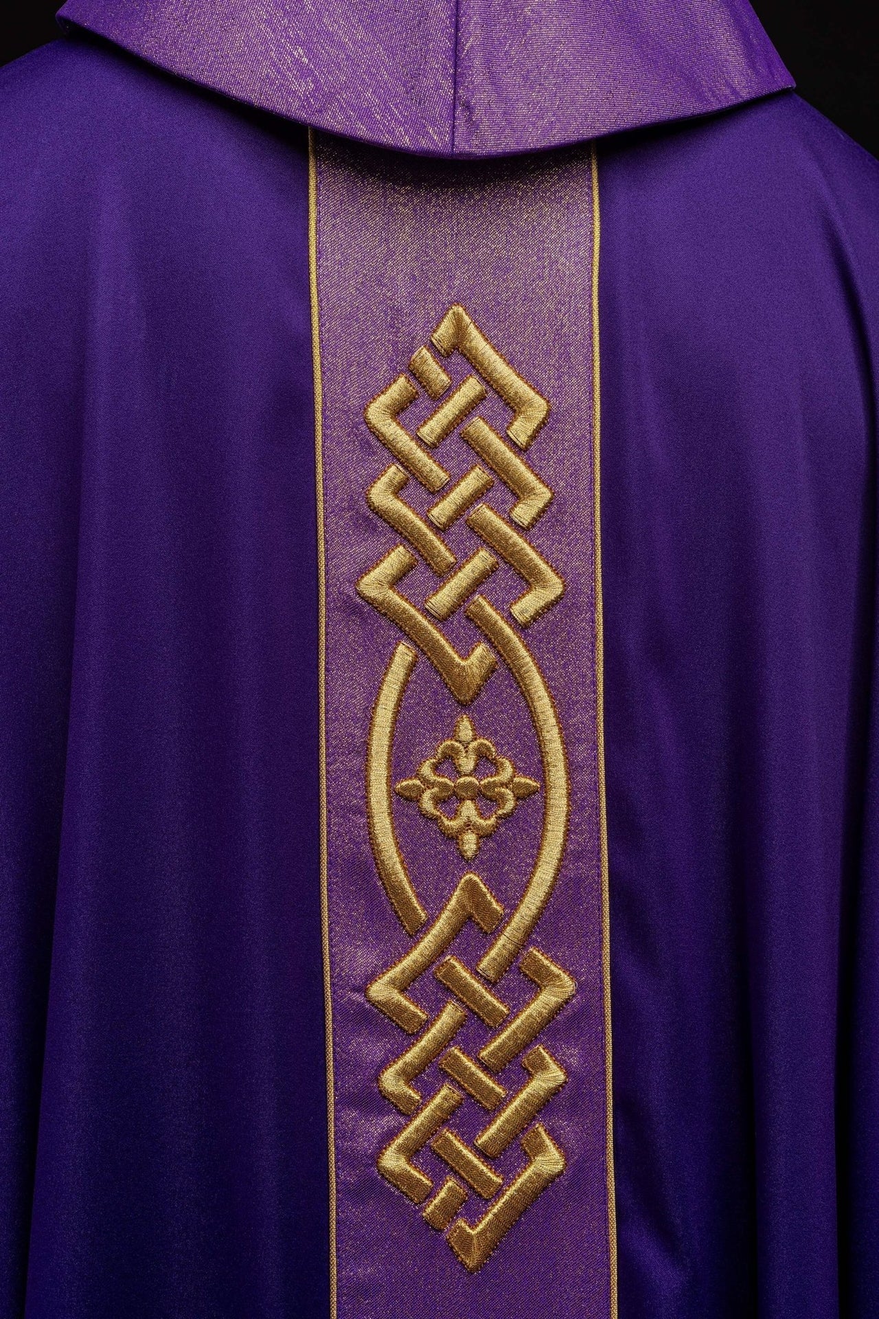 Ornat Liturgiczny Fioletowy Haftowany Krzyż - Polska Produkcja - SZATYLITURGICZNE.PL