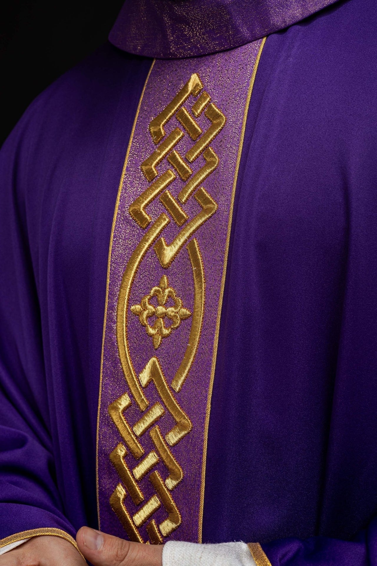 Ornat Liturgiczny Fioletowy Haftowany Krzyż - Polska Produkcja - SZATYLITURGICZNE.PL