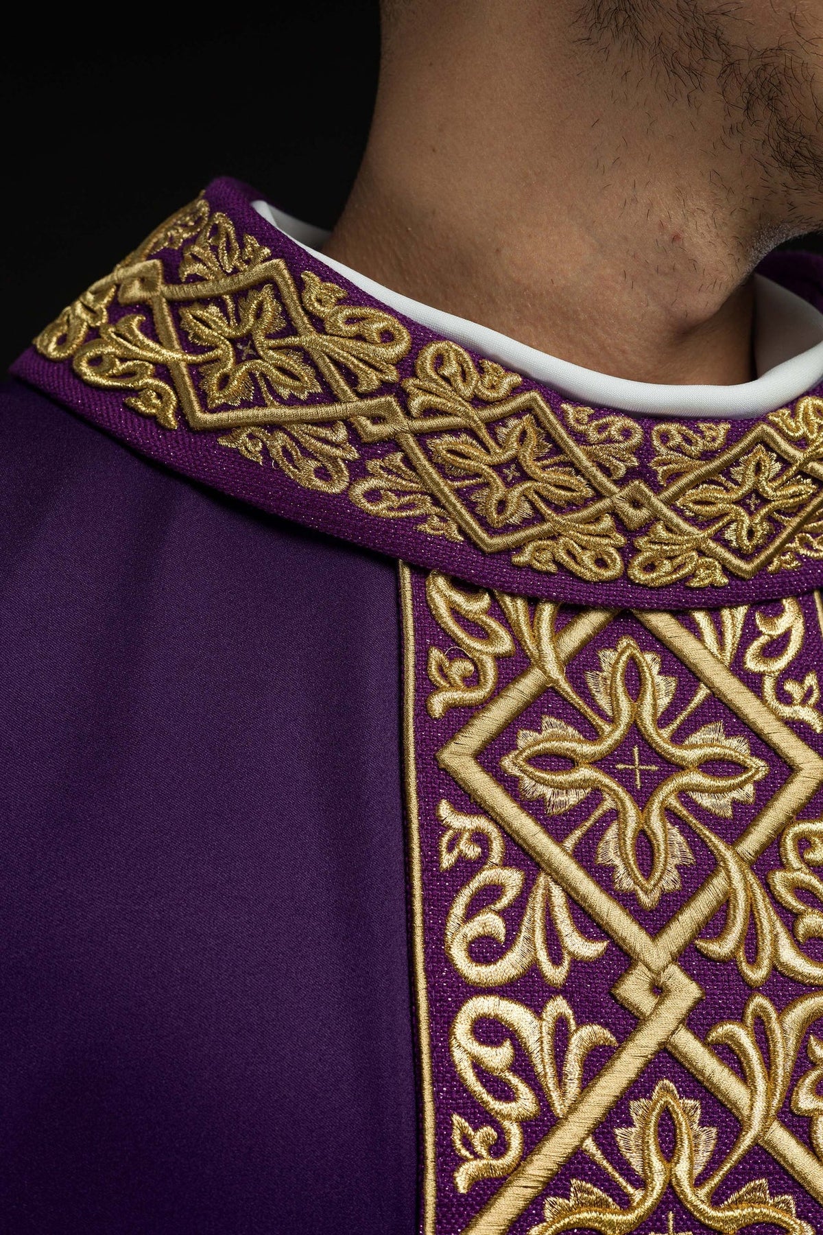Ornat Liturgiczny Fioletowy Haftowany Złotem - Motyw Florystyczny z Krzyżami - SZATYLITURGICZNE.PL