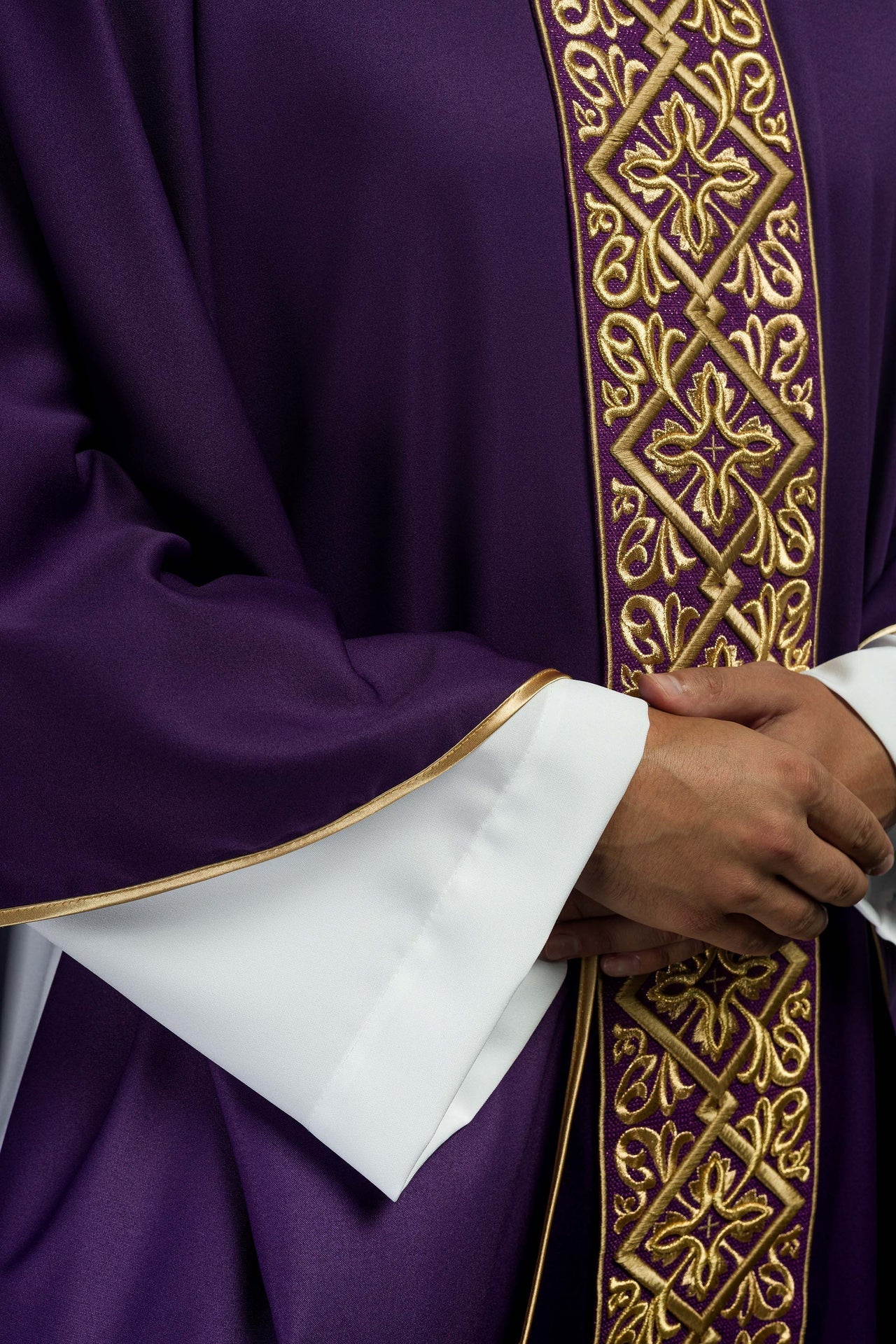Ornat Liturgiczny Fioletowy Haftowany Złotem - Motyw Florystyczny z Krzyżami - SZATYLITURGICZNE.PL