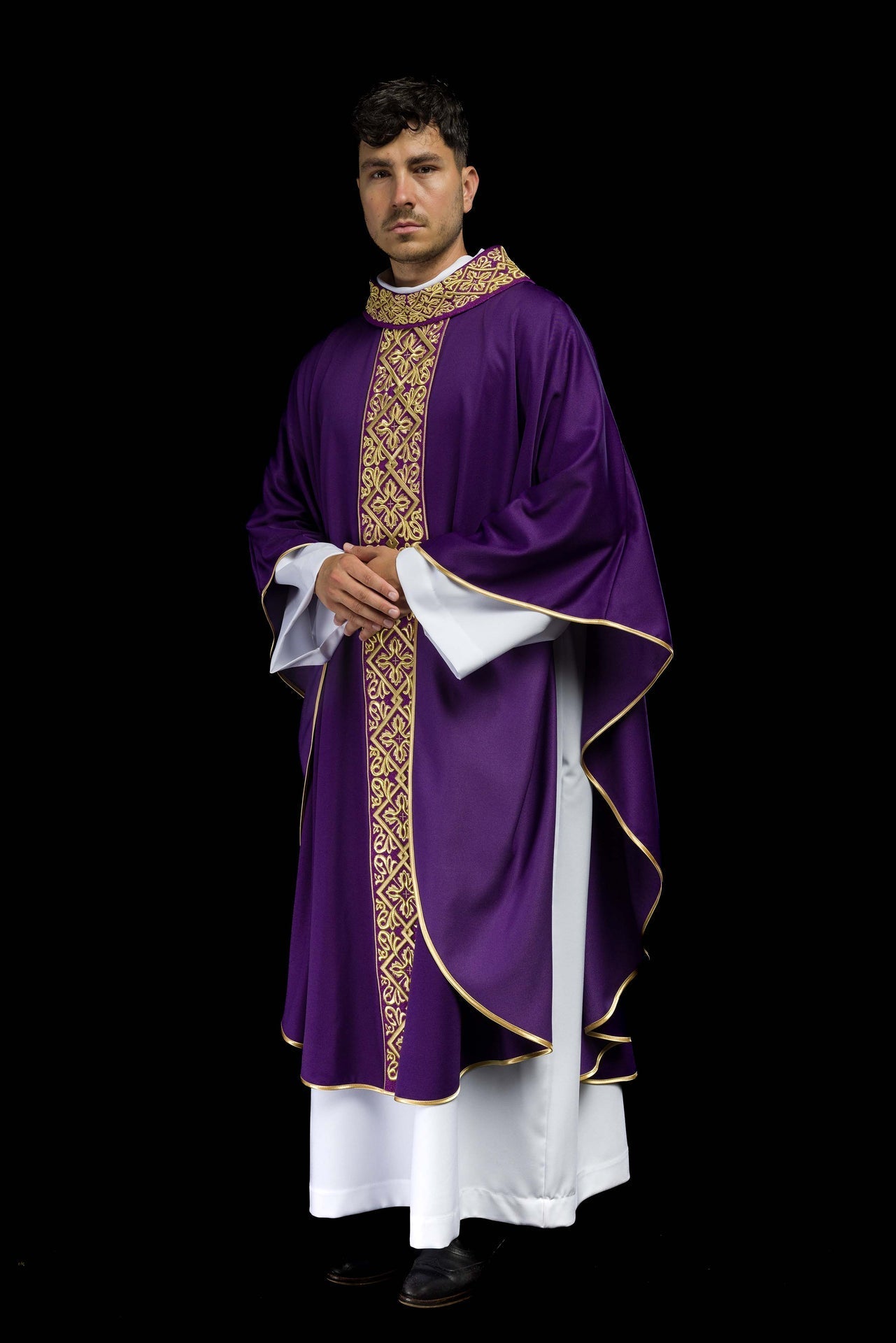 Ornat Liturgiczny Fioletowy Haftowany Złotem - Motyw Florystyczny z Krzyżami - SZATYLITURGICZNE.PL