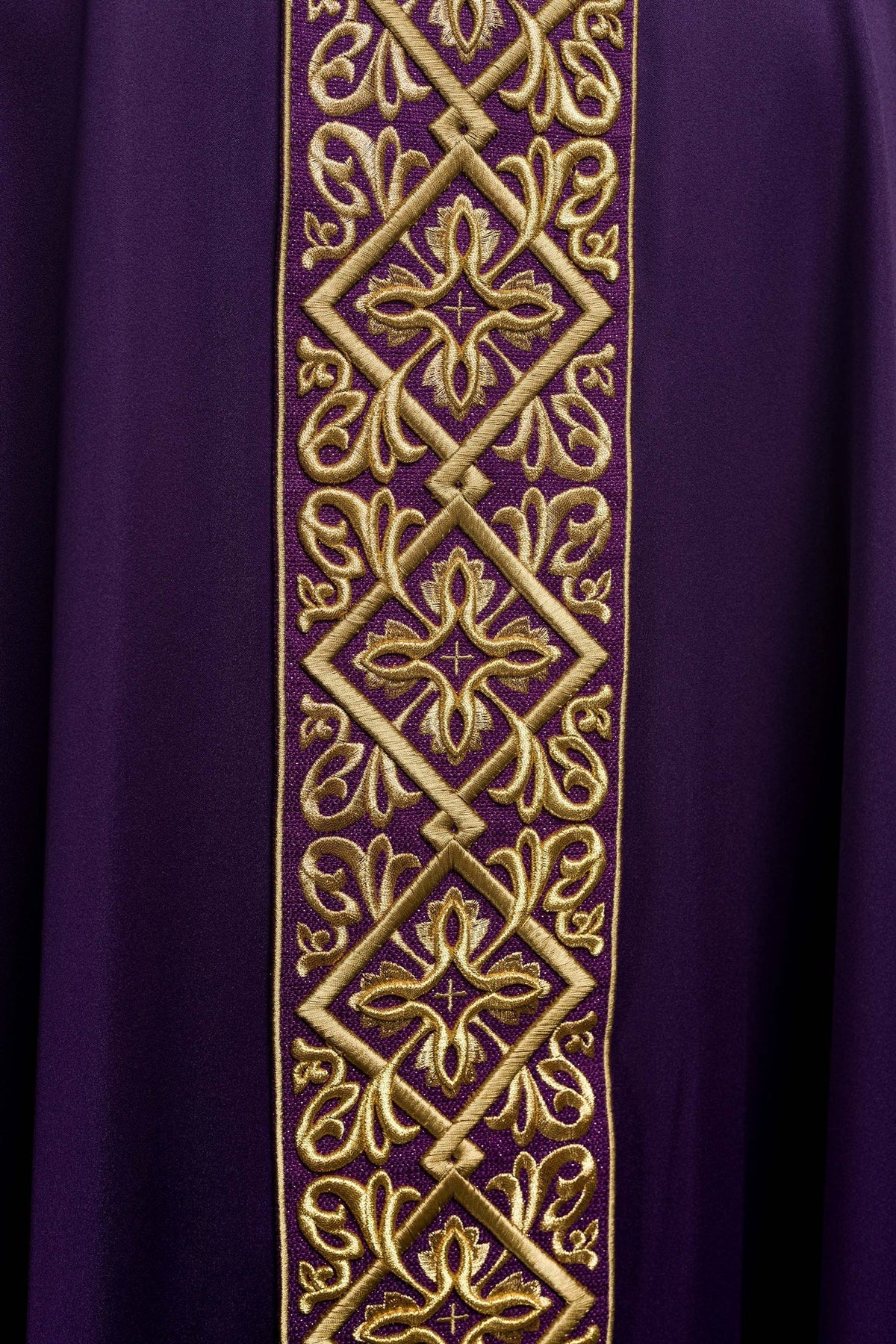 Ornat Liturgiczny Fioletowy Haftowany Złotem - Motyw Florystyczny z Krzyżami - SZATYLITURGICZNE.PL