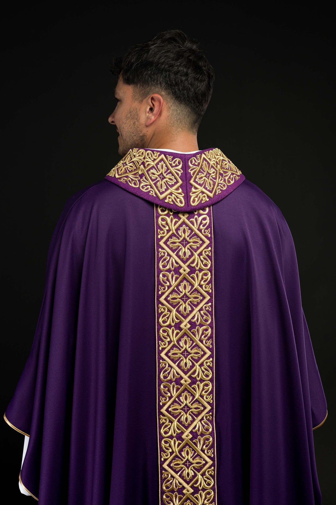 Ornat Liturgiczny Fioletowy Haftowany Złotem - Motyw Florystyczny z Krzyżami - SZATYLITURGICZNE.PL
