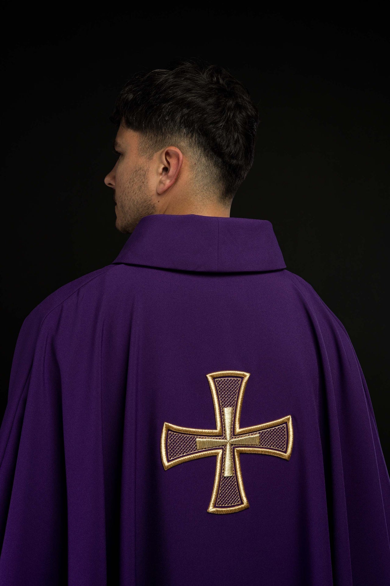 Ornat Liturgiczny Fioletowy IHS Haft Złotą Nicią - Polski Producent - SZATYLITURGICZNE.PL