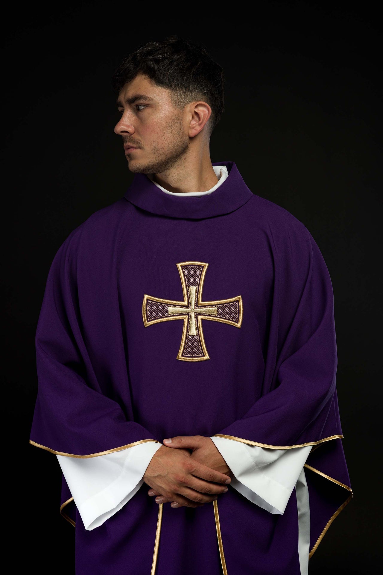 Ornat Liturgiczny Fioletowy IHS Haft Złotą Nicią - Polski Producent - SZATYLITURGICZNE.PL