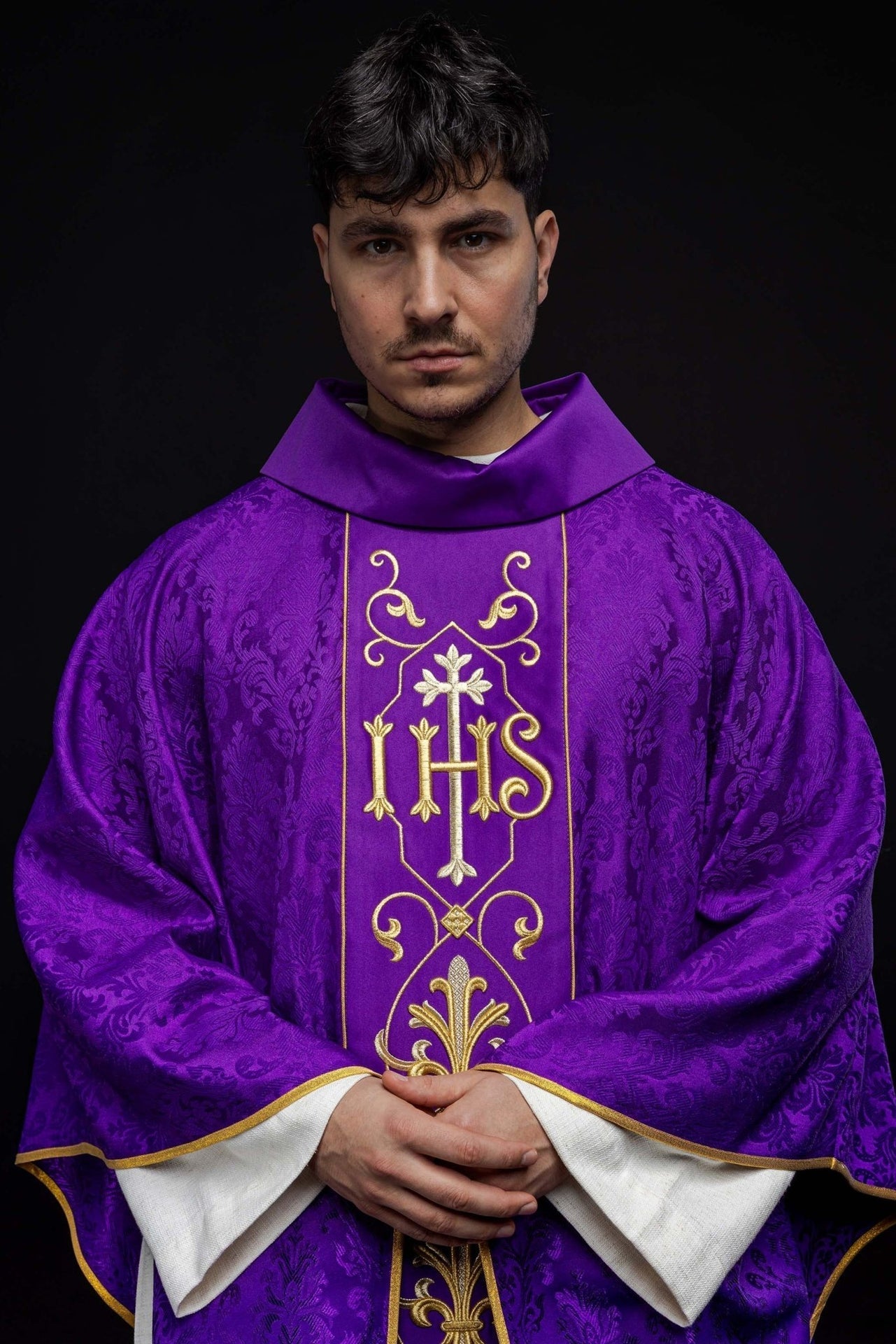 Ornat Liturgiczny Fioletowy IHS Haftowany - Elegancka Elanowełna - SZATYLITURGICZNE.PL