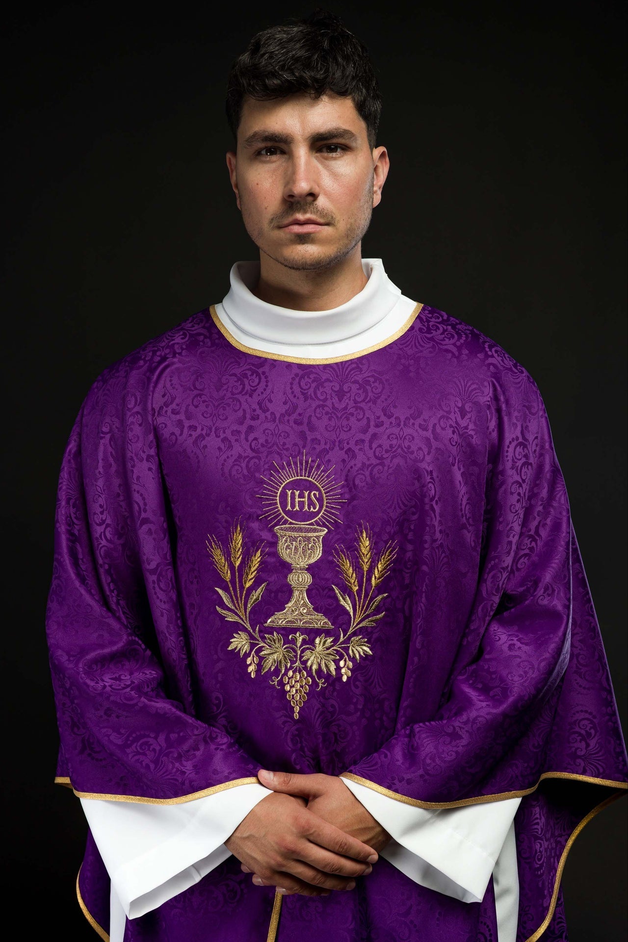 Ornat Liturgiczny Fioletowy Kielich Hostia Żakard - IHS Złota Nitka - SZATYLITURGICZNE.PL