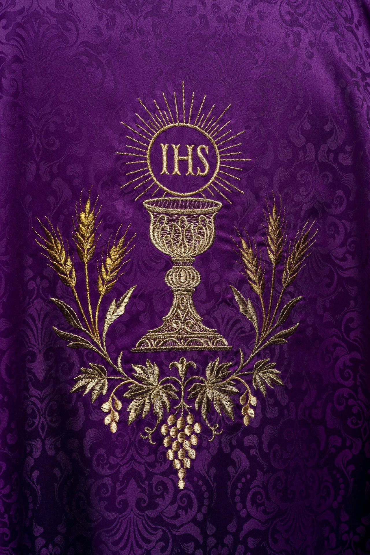 Ornat Liturgiczny Fioletowy Kielich Hostia Żakard - IHS Złota Nitka - SZATYLITURGICZNE.PL