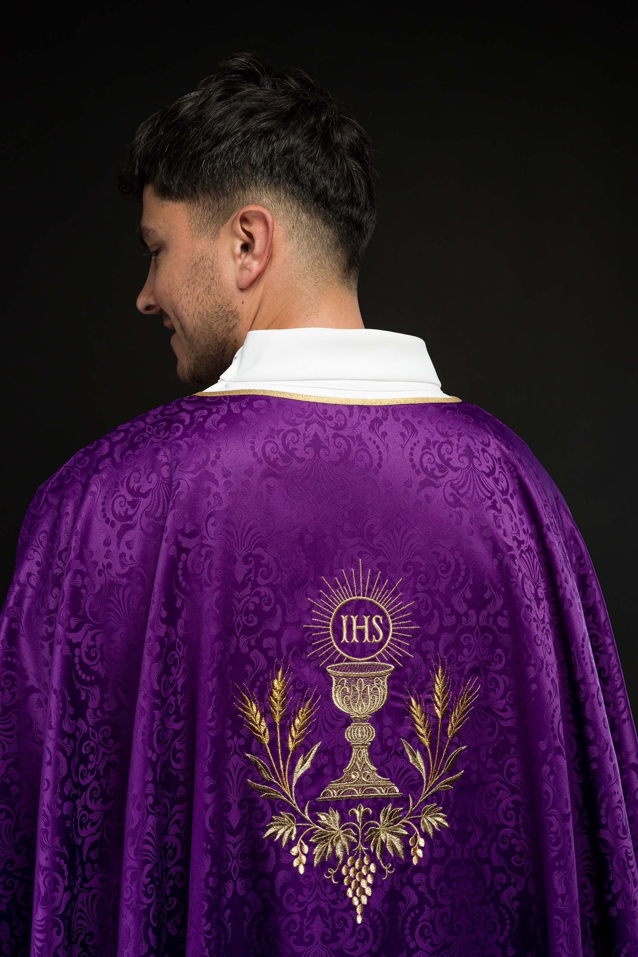 Ornat Liturgiczny Fioletowy Kielich Hostia Żakard - IHS Złota Nitka - SZATYLITURGICZNE.PL
