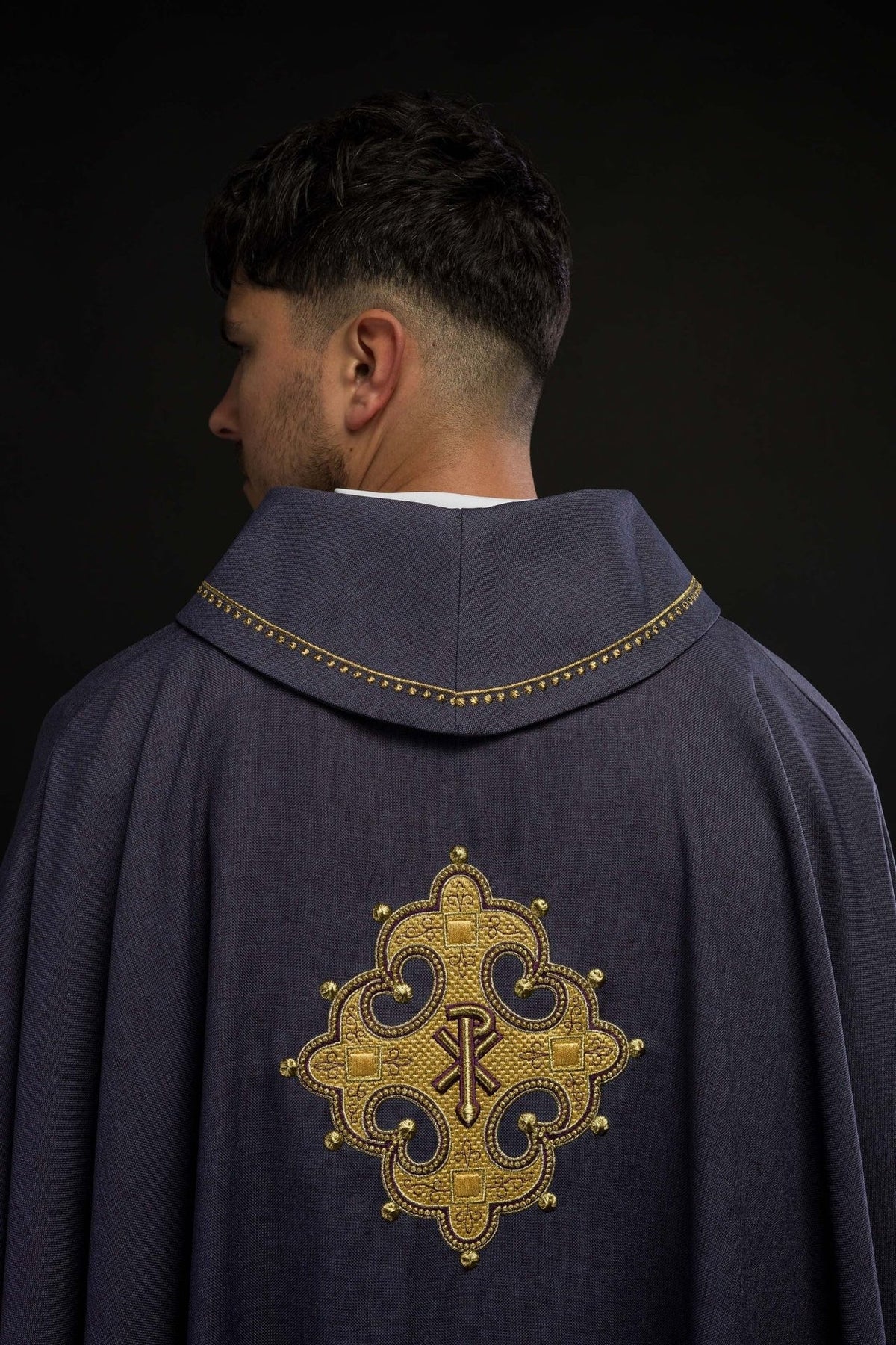 Ornat Liturgiczny Fioletowy Krzyż Złota Lamówka - Polska Produkcja - SZATYLITURGICZNE.PL