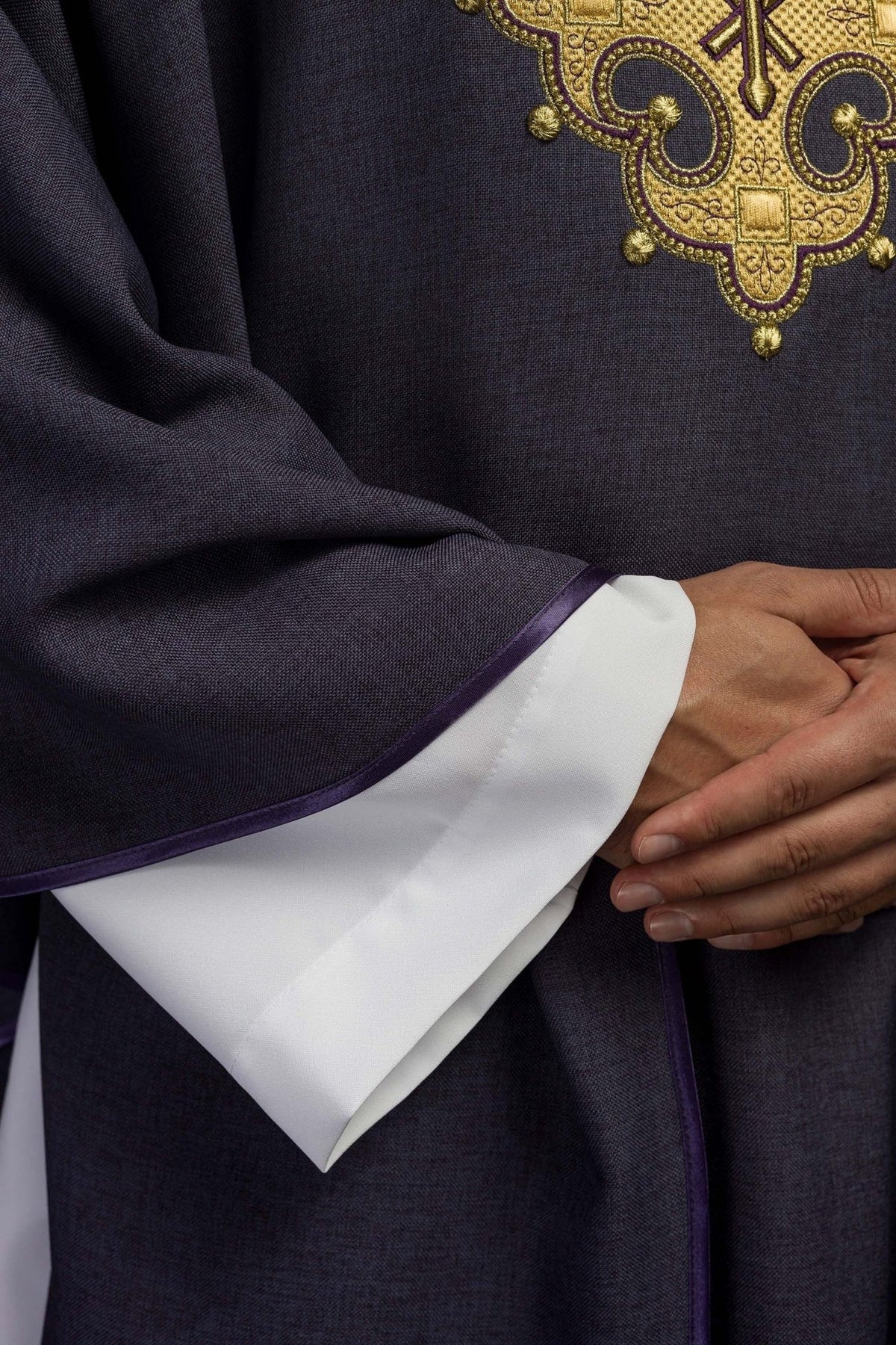 Ornat Liturgiczny Fioletowy Krzyż Złota Lamówka - Polska Produkcja - SZATYLITURGICZNE.PL