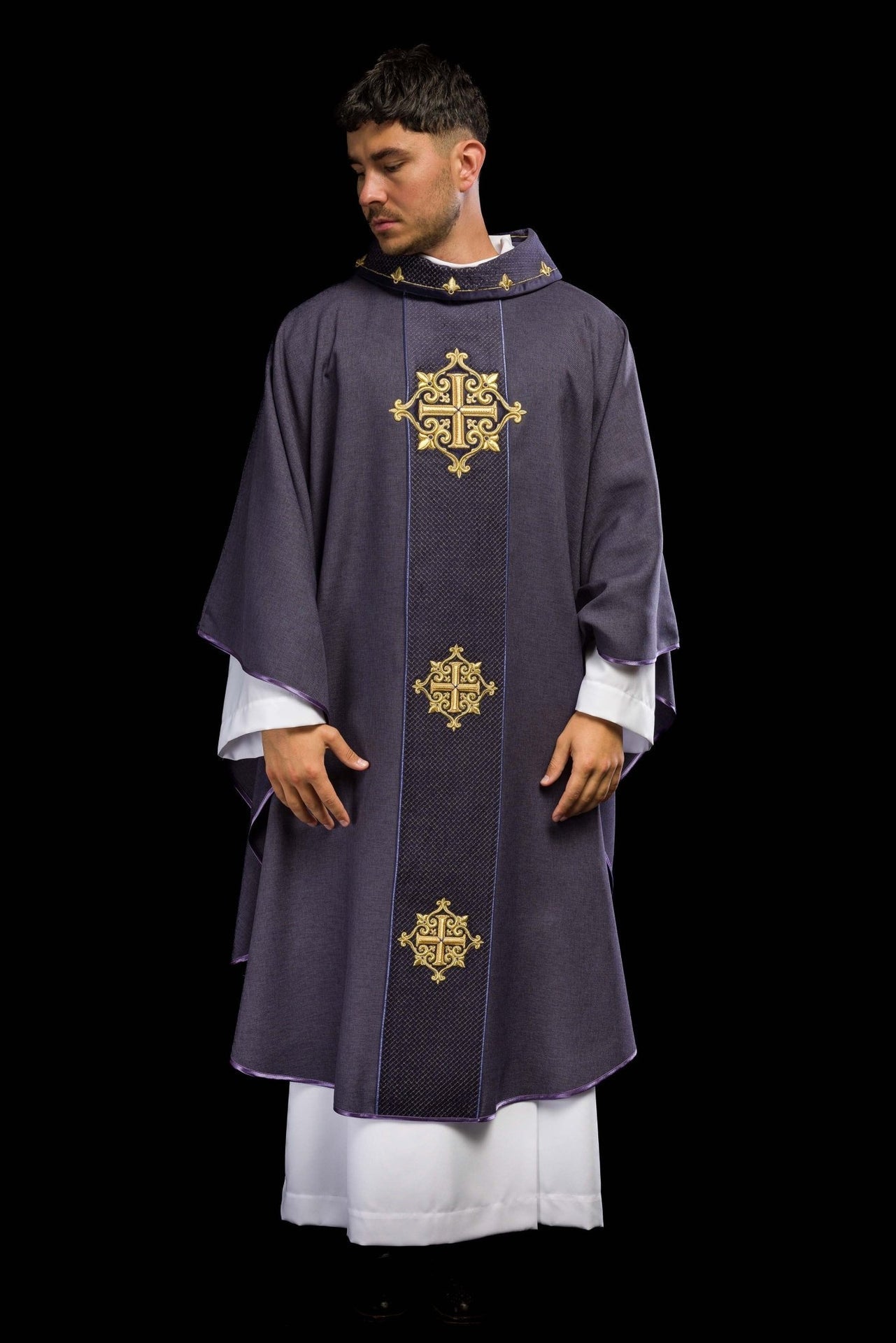 Ornat Liturgiczny Fioletowy z Aksamitnym Pasem i Haftem Krzyży - SZATYLITURGICZNE.PL