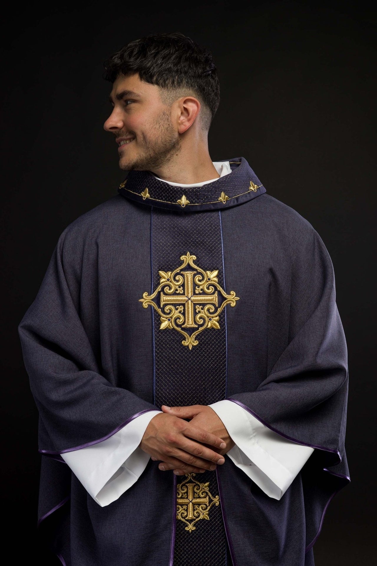 Ornat Liturgiczny Fioletowy z Aksamitnym Pasem i Haftem Krzyży - SZATYLITURGICZNE.PL