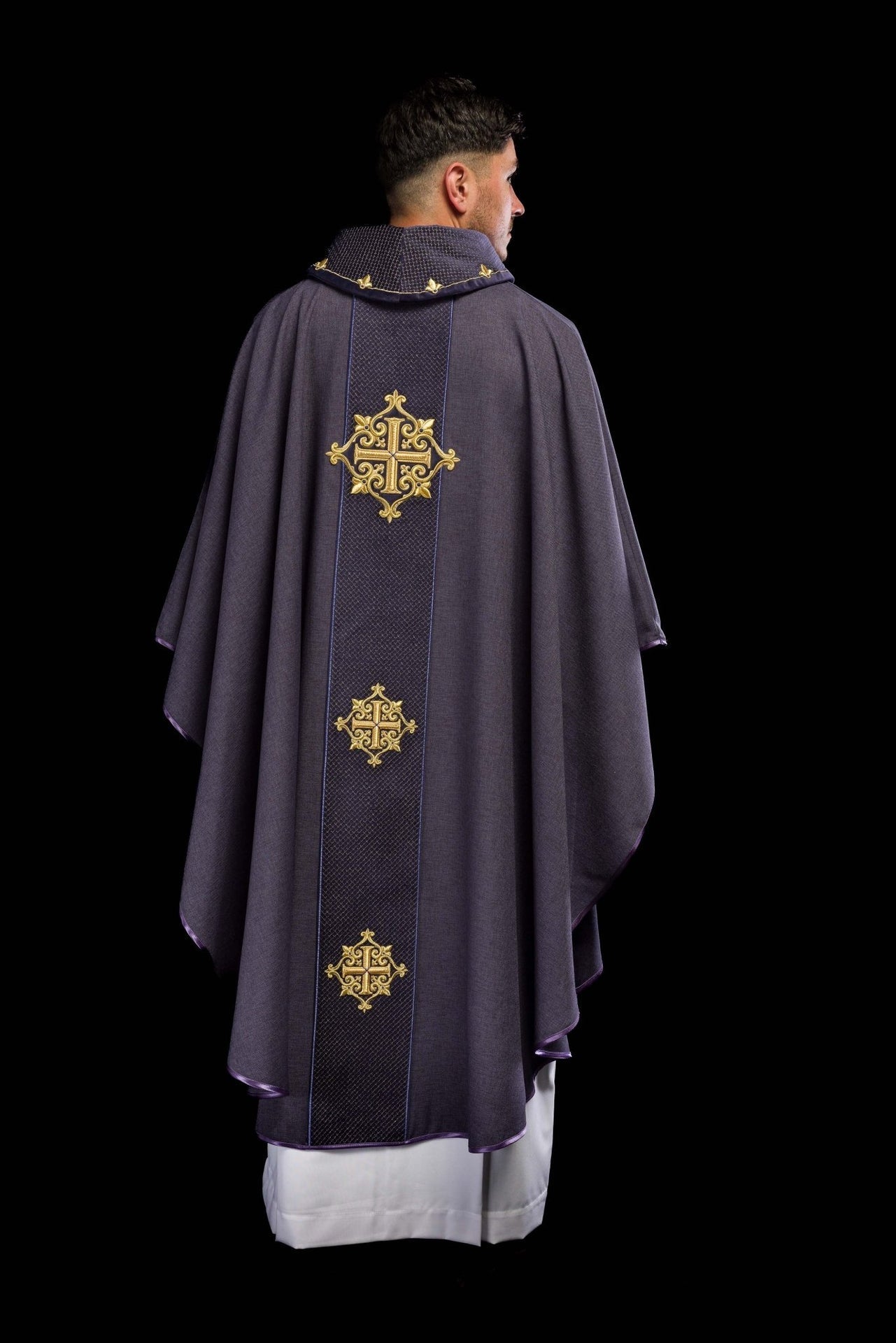 Ornat Liturgiczny Fioletowy z Aksamitnym Pasem i Haftem Krzyży - SZATYLITURGICZNE.PL