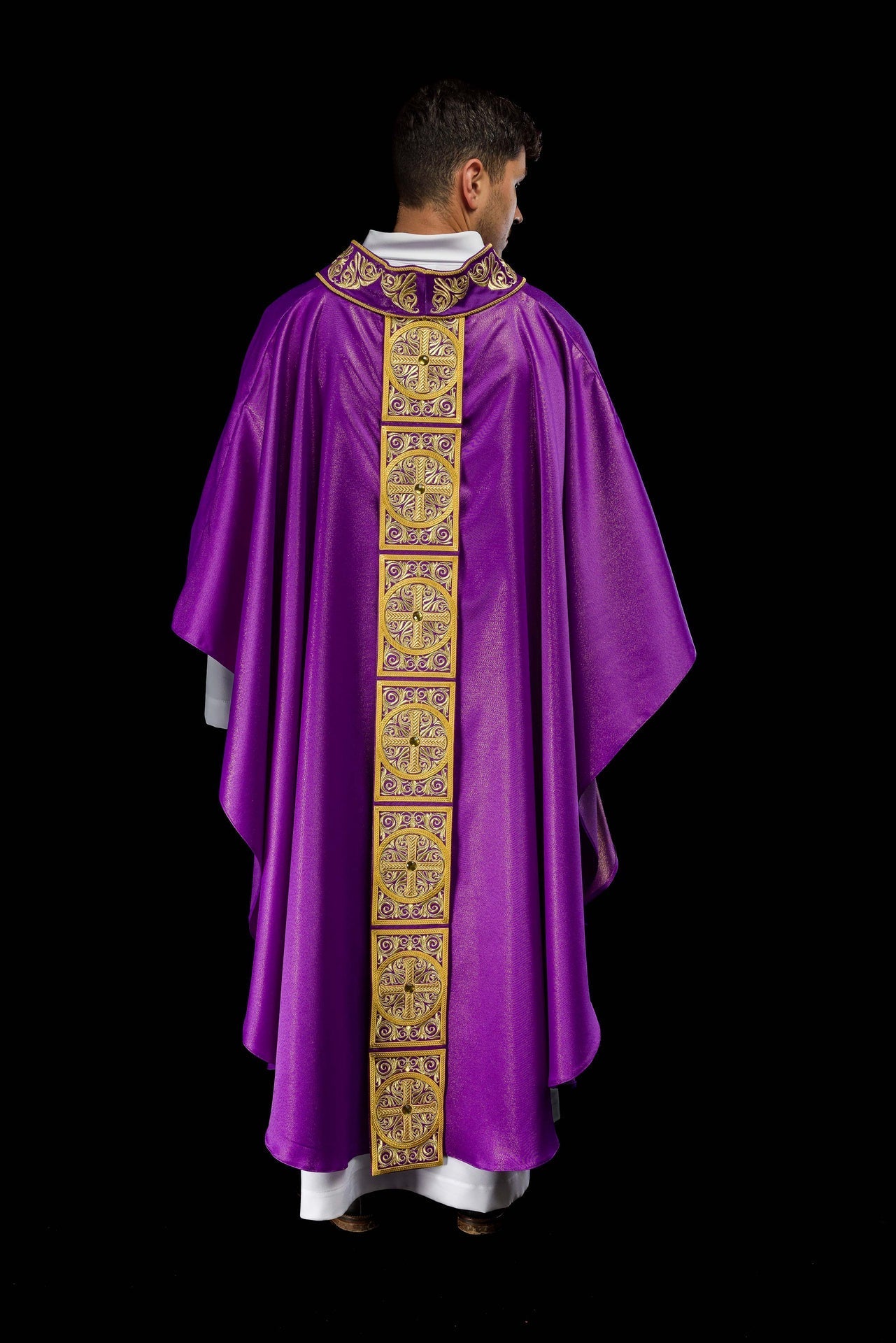 Ornat Liturgiczny Fioletowy z Haftem i Kamieniami Szlachetnymi - SZATYLITURGICZNE.PL