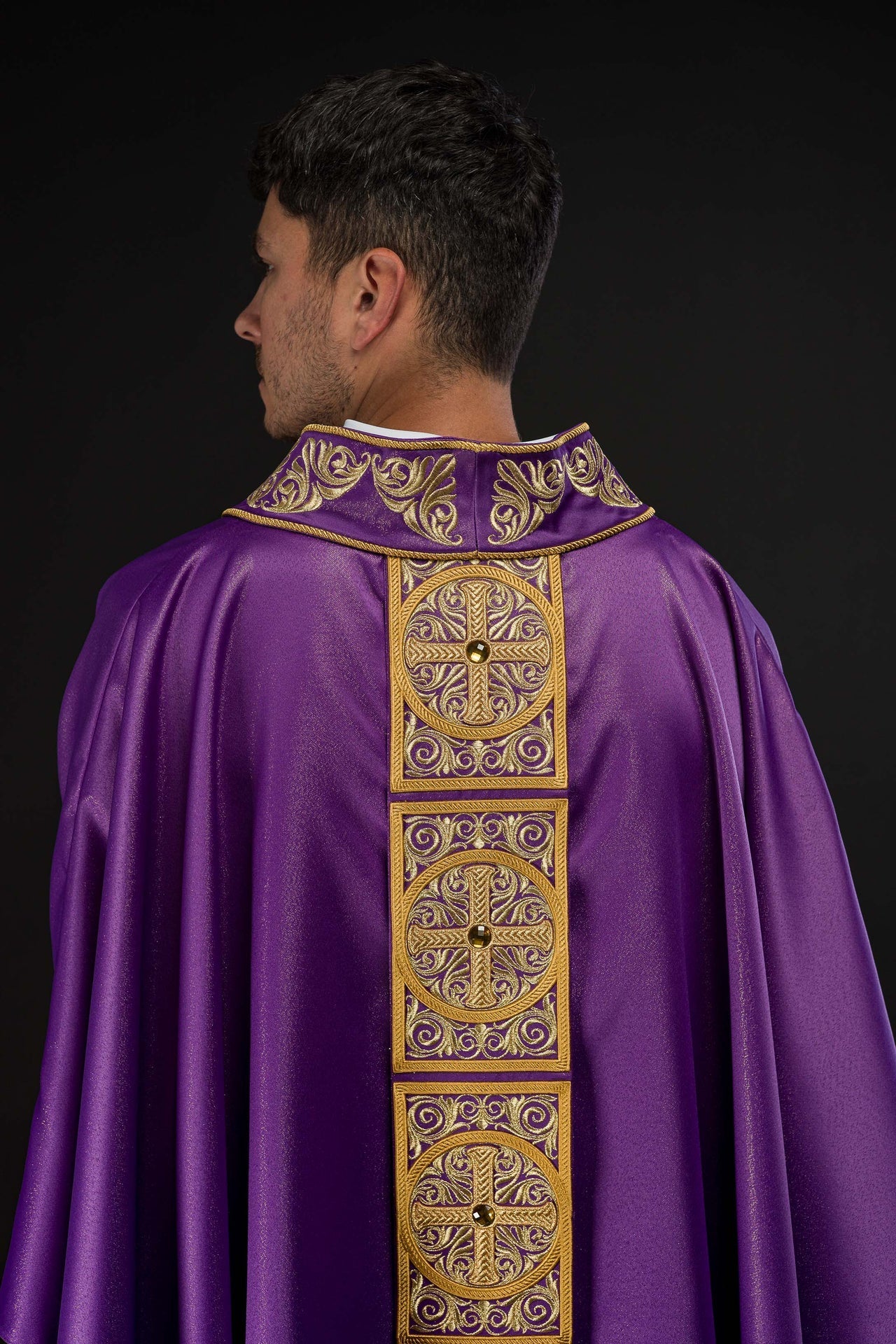 Ornat Liturgiczny Fioletowy z Haftem i Kamieniami Szlachetnymi - SZATYLITURGICZNE.PL