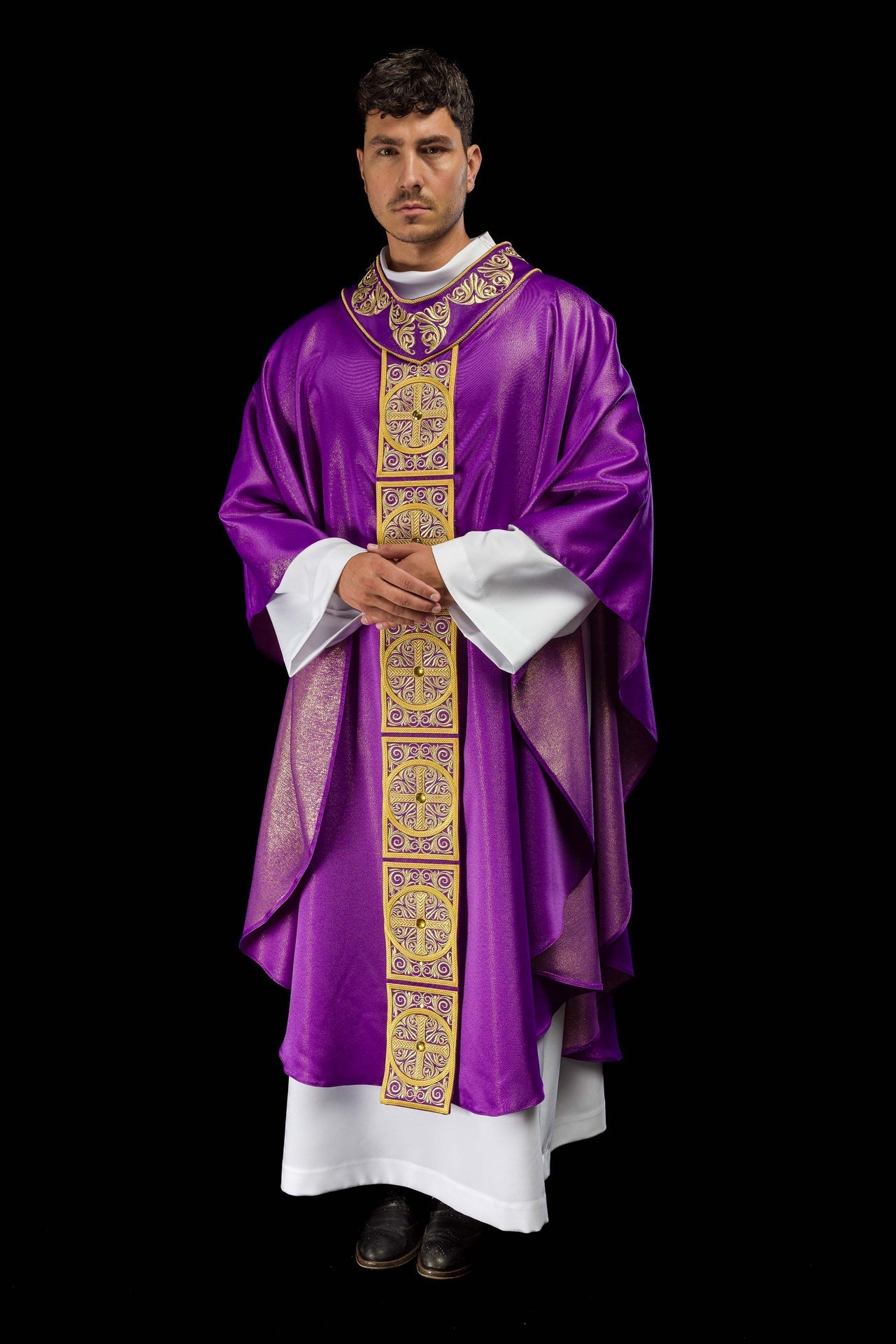 Ornat Liturgiczny Fioletowy z Haftem i Kamieniami Szlachetnymi - SZATYLITURGICZNE.PL