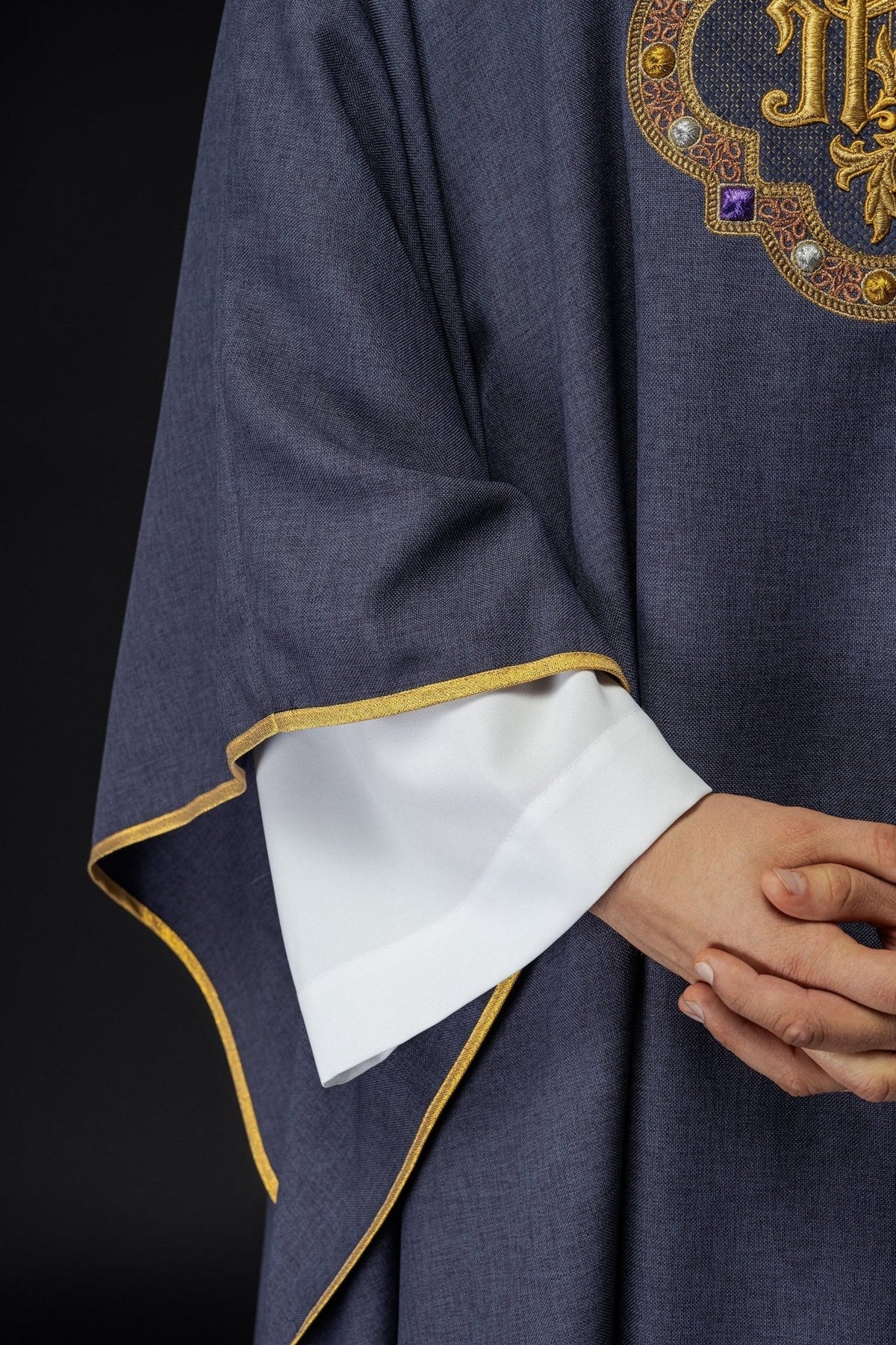 Ornat Liturgiczny Fioletowy z Haftem IHS i Zdobną Lamówką - SZATYLITURGICZNE.PL